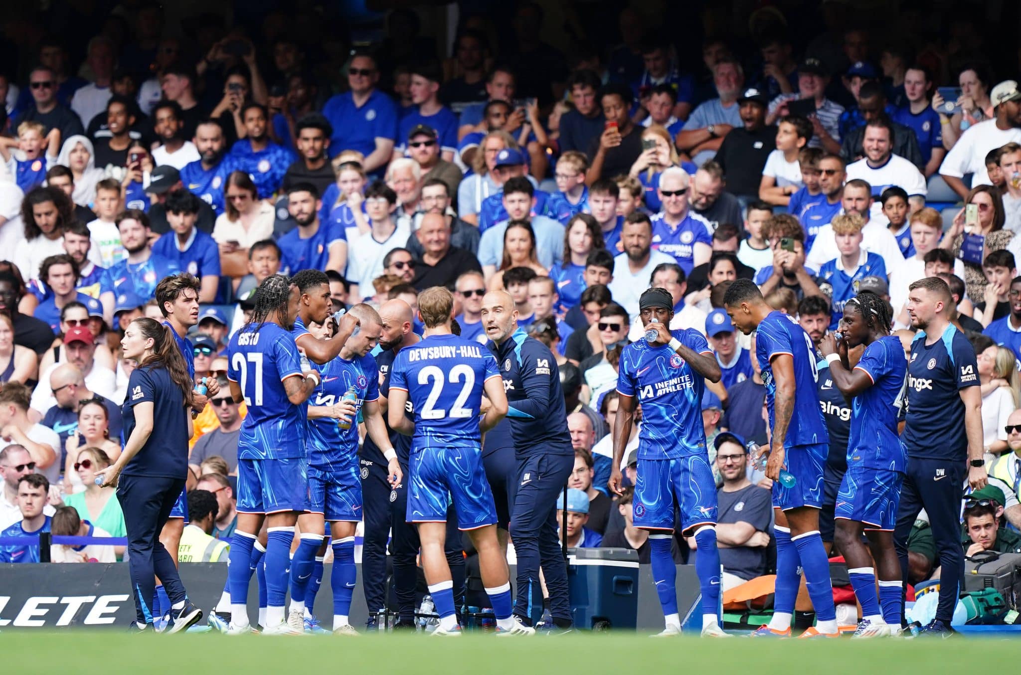 Maresca orienta jogadores do Chelsea durante amistoso 