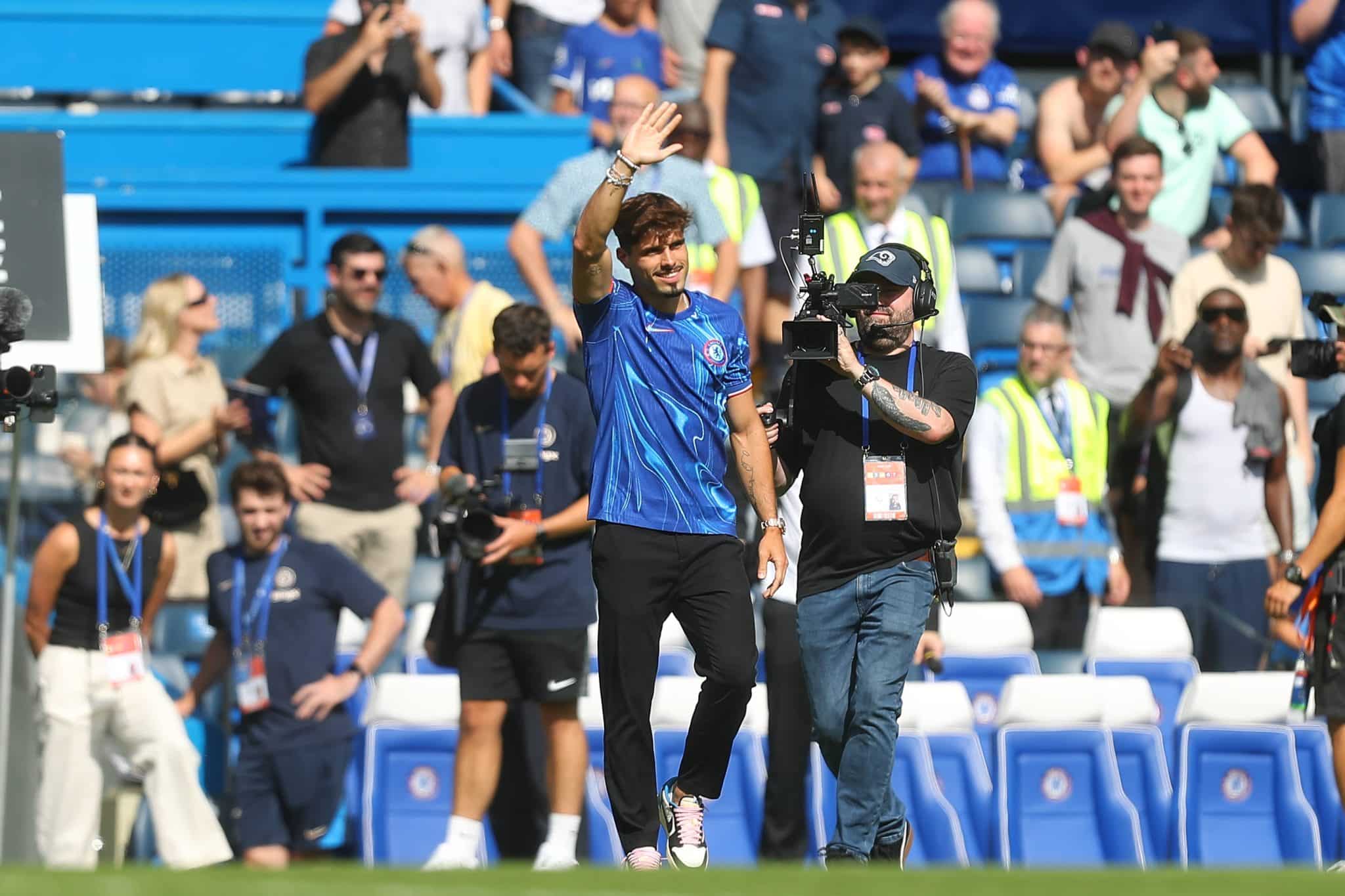 Pedro Neto &eacute; apresentado aos torcedores no gramado de Stamford Bridge