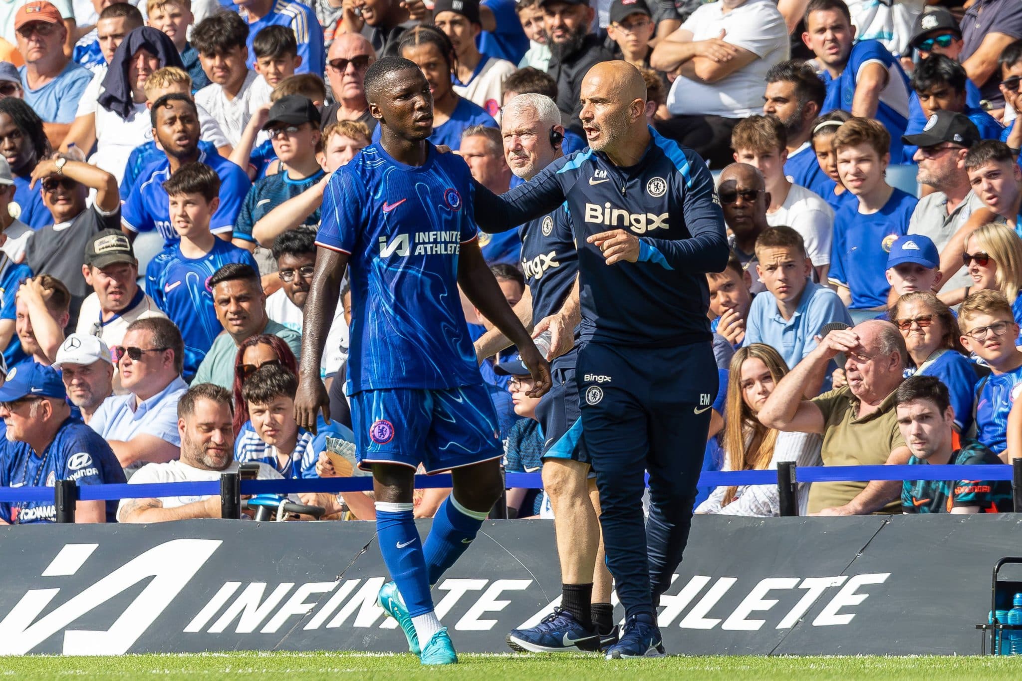 Maresca orienta Caicedo durante amistoso do Chelsea em Stamford Bridge 