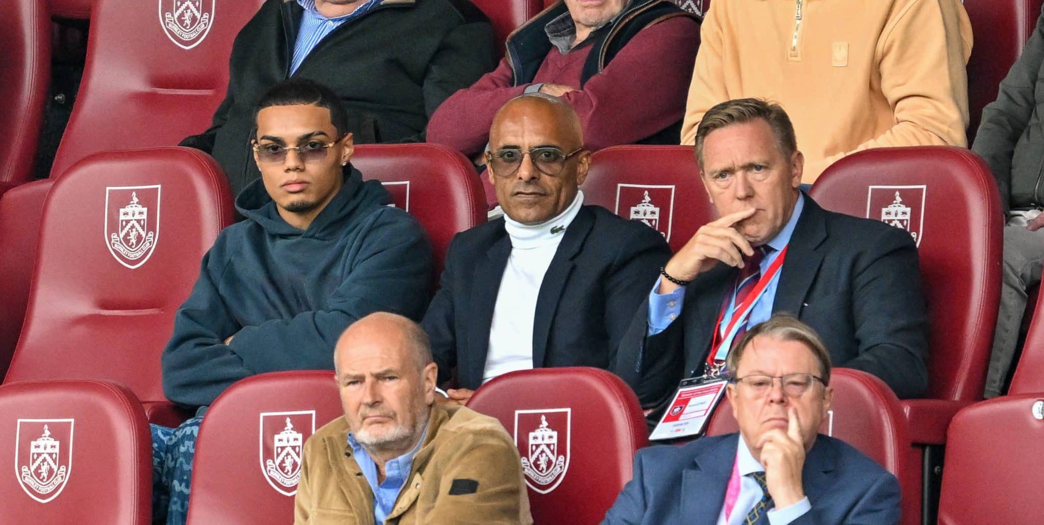 Treinador do Burnley se manifesta sobre chegada de filho de Ronaldinho: &lsquo;Entendo a empolga&ccedil;&atilde;o&rsquo;