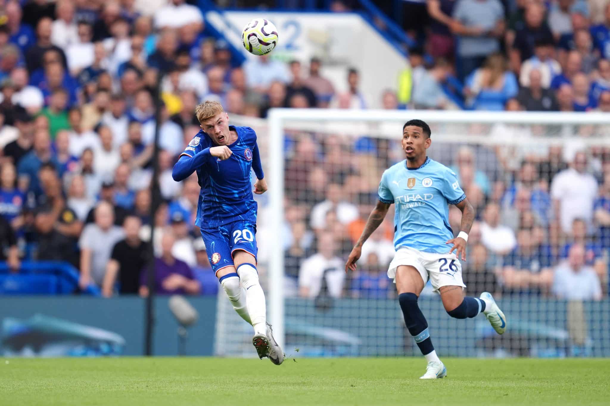 Savinho e Cole Palmer durante jogo da Premier League. Foto: Imago
