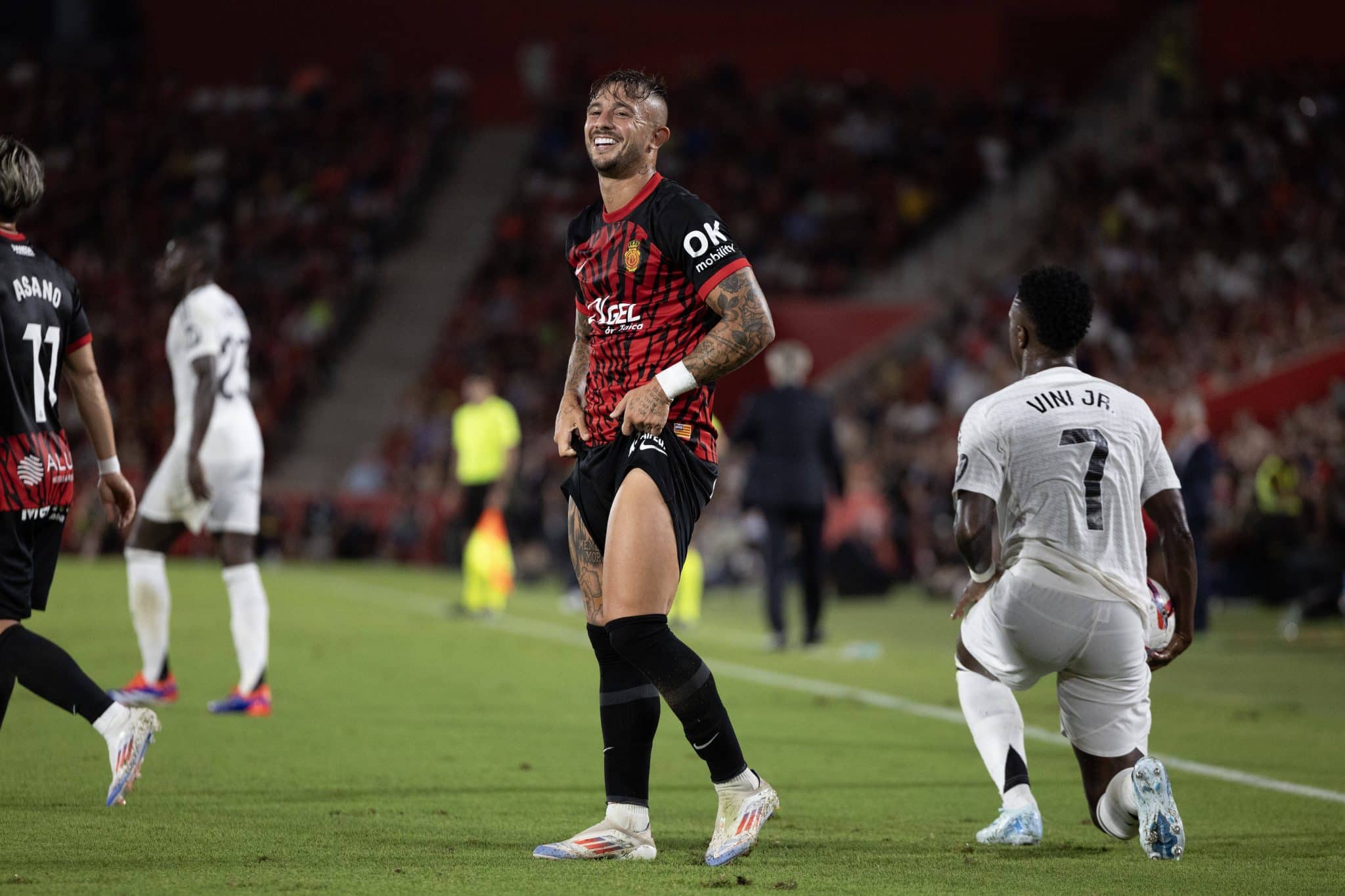 Foto: (Imago) - Pablo Maffeo e Vini Jr durante Mallorca x Real Madrid, pela 1&ordf; rodada de La Liga 2024/25