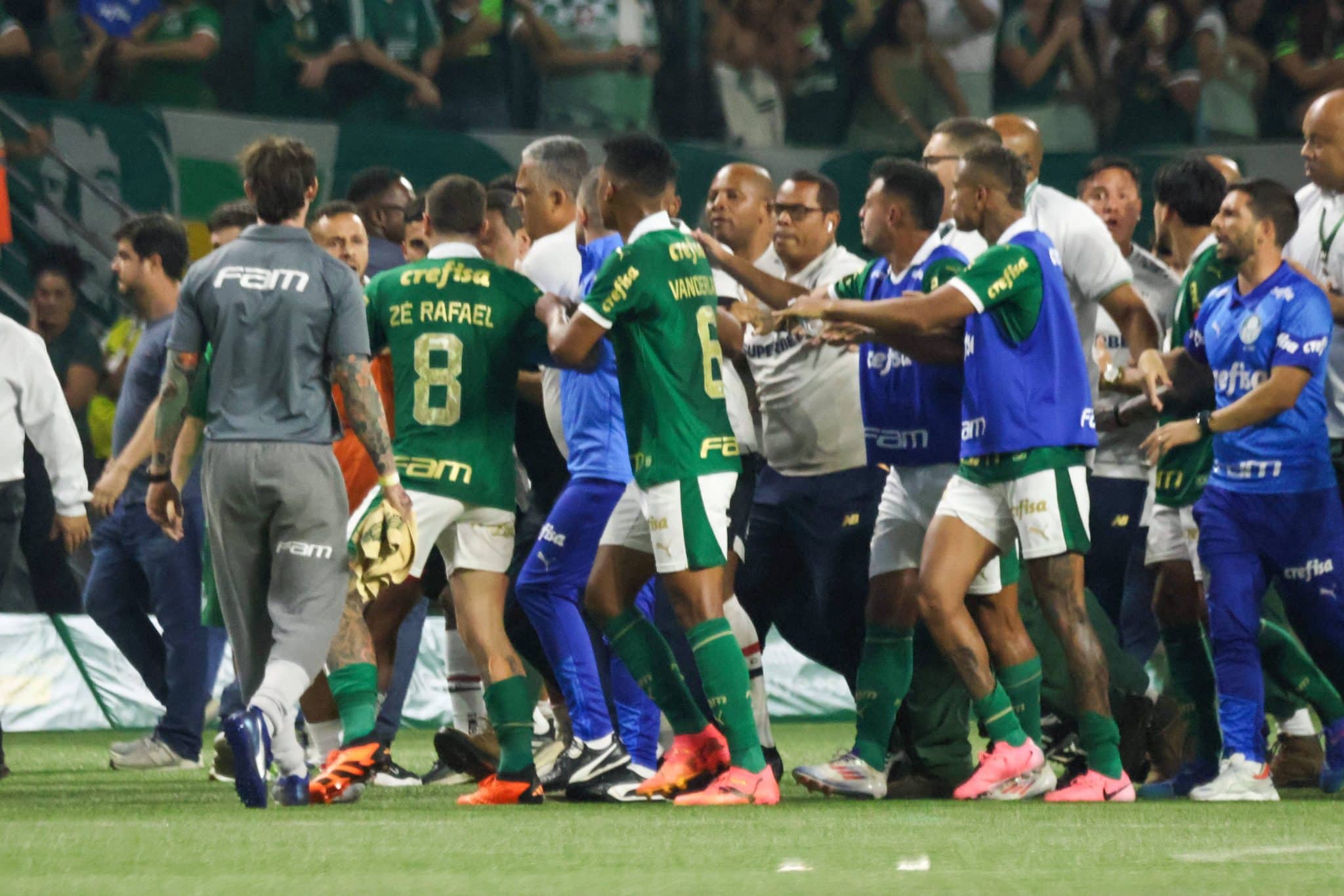 Palmeirenses deixam campo agredidos, e S&atilde;o Paulo reclama de provoca&ccedil;&otilde;es e &lsquo;torcida&rsquo;