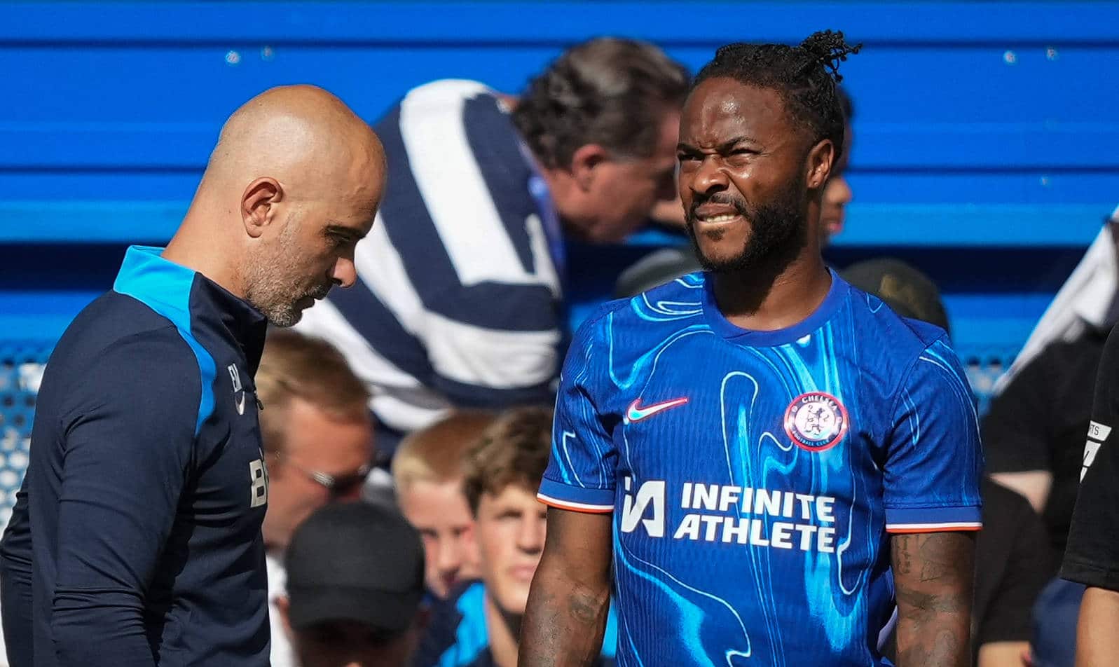 Sterling ao lado de Maresca durante amistoso do Chelsea, em Stamford Bridge (Foto: Imago)