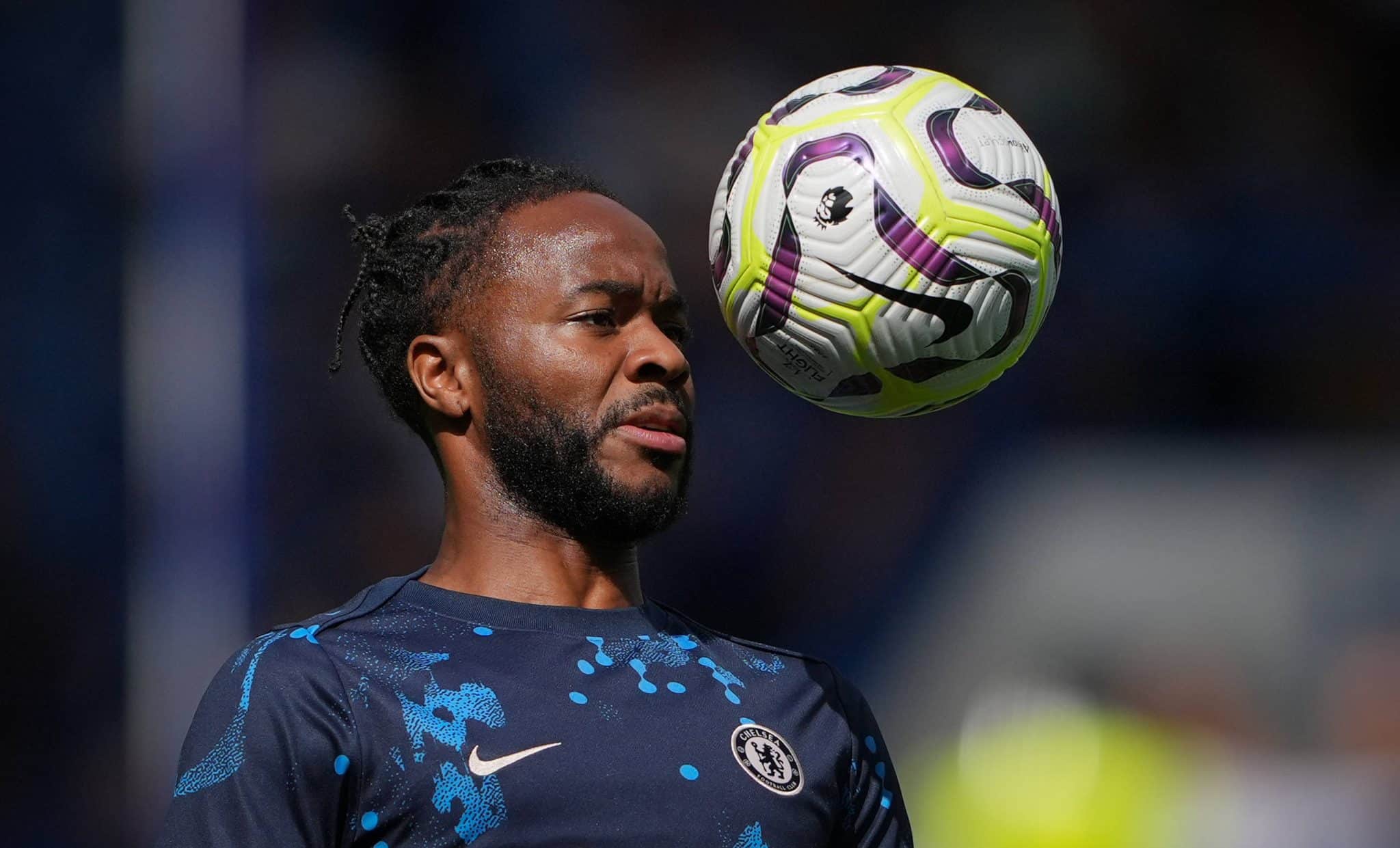 Sterling durante treino do Chelsea 