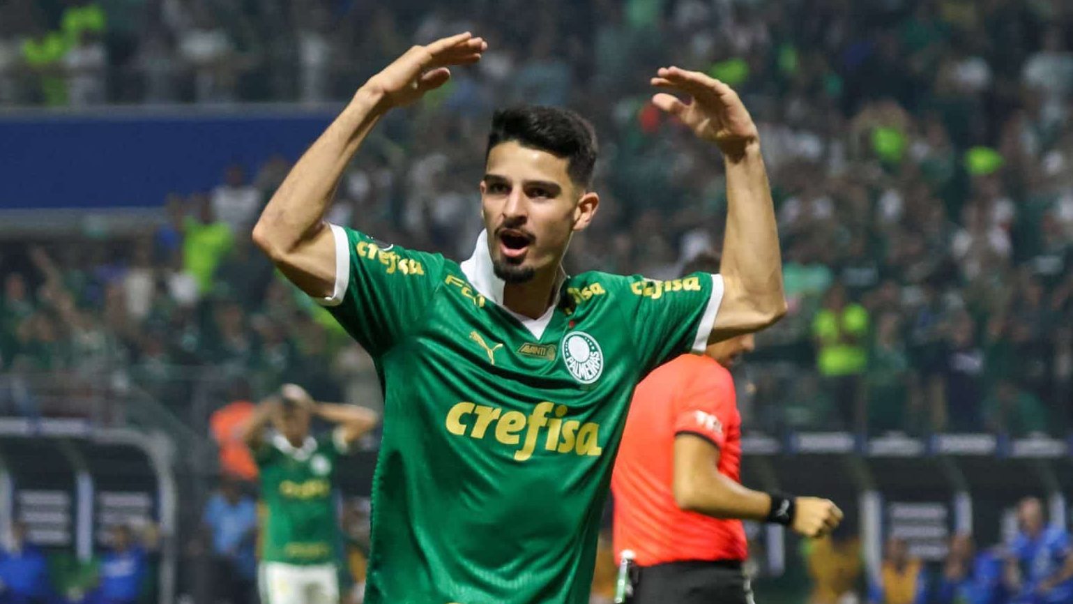 Finalmente &lsquo;argentino&rsquo;, Flaco se firma no Palmeiras e iguala marca que durava 10 anos