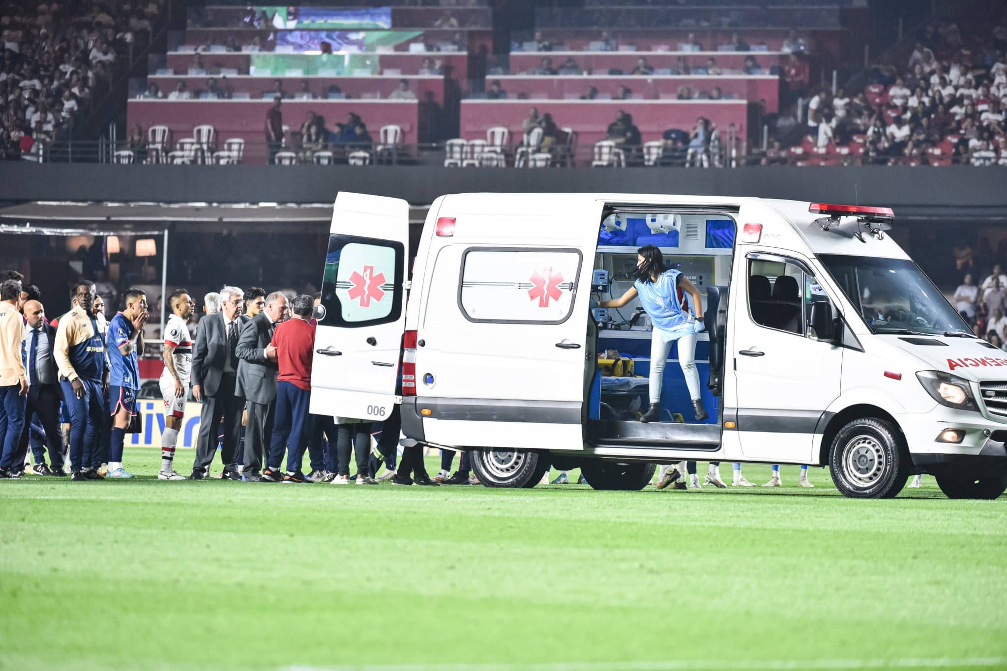 Foto: (Imago) - Juan Manuel Izquierdo foi socorrido por uma ambul&acirc;ncia no gramado do MorumBIS durante o jogo entre S&atilde;o Paulo x Nacional, pela Libertadores