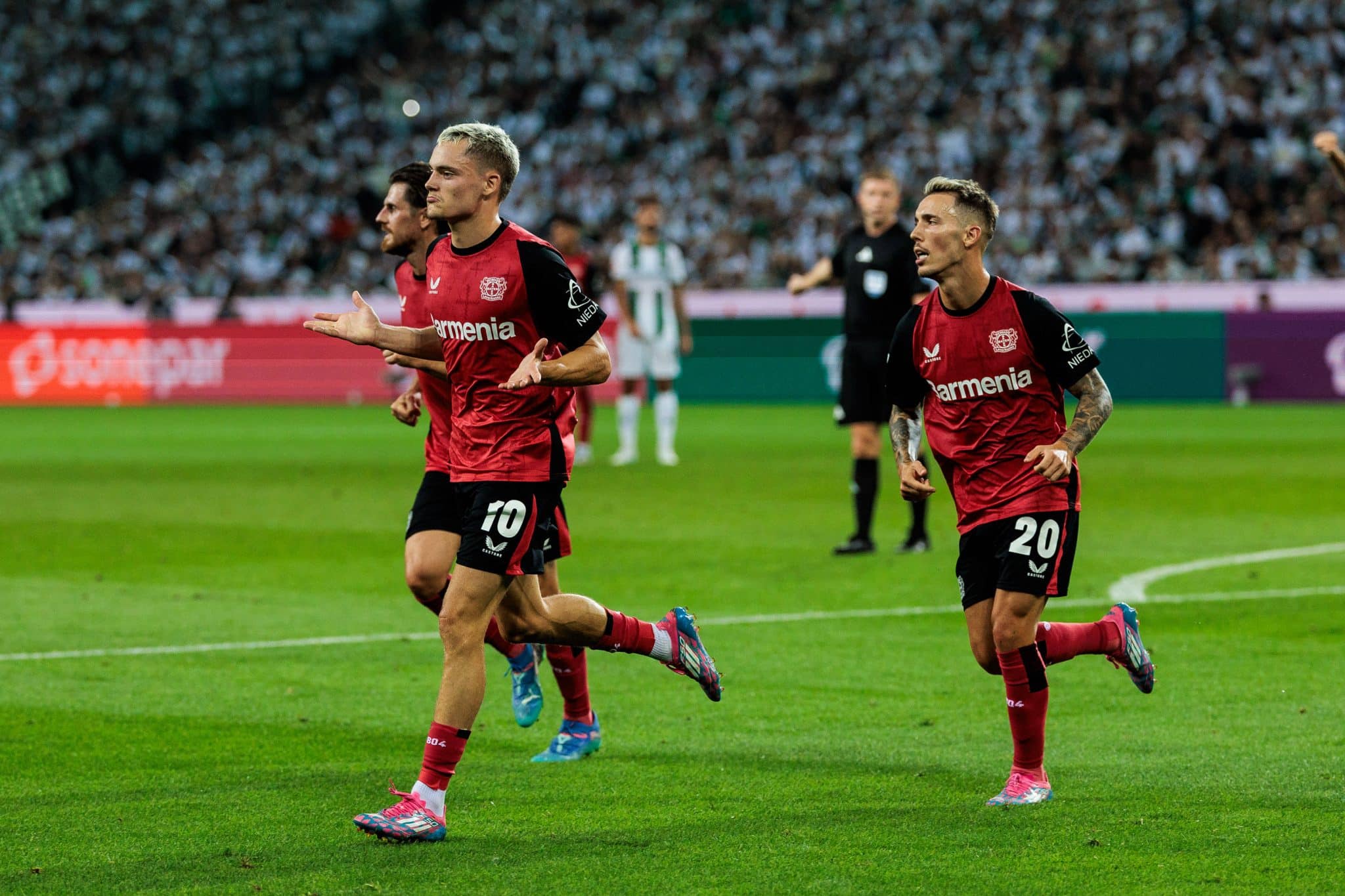 Foto: (Imago) - Bayer Leverkusen comemora gol contra Borussia M&ouml;nchengladbach pela Bundesliga