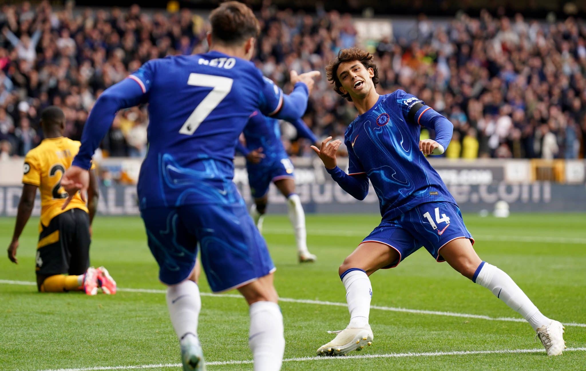 Pedro Neto e Jo&atilde;o F&eacute;lix celebram juntos em Wolves 2 x 6 Chelsea