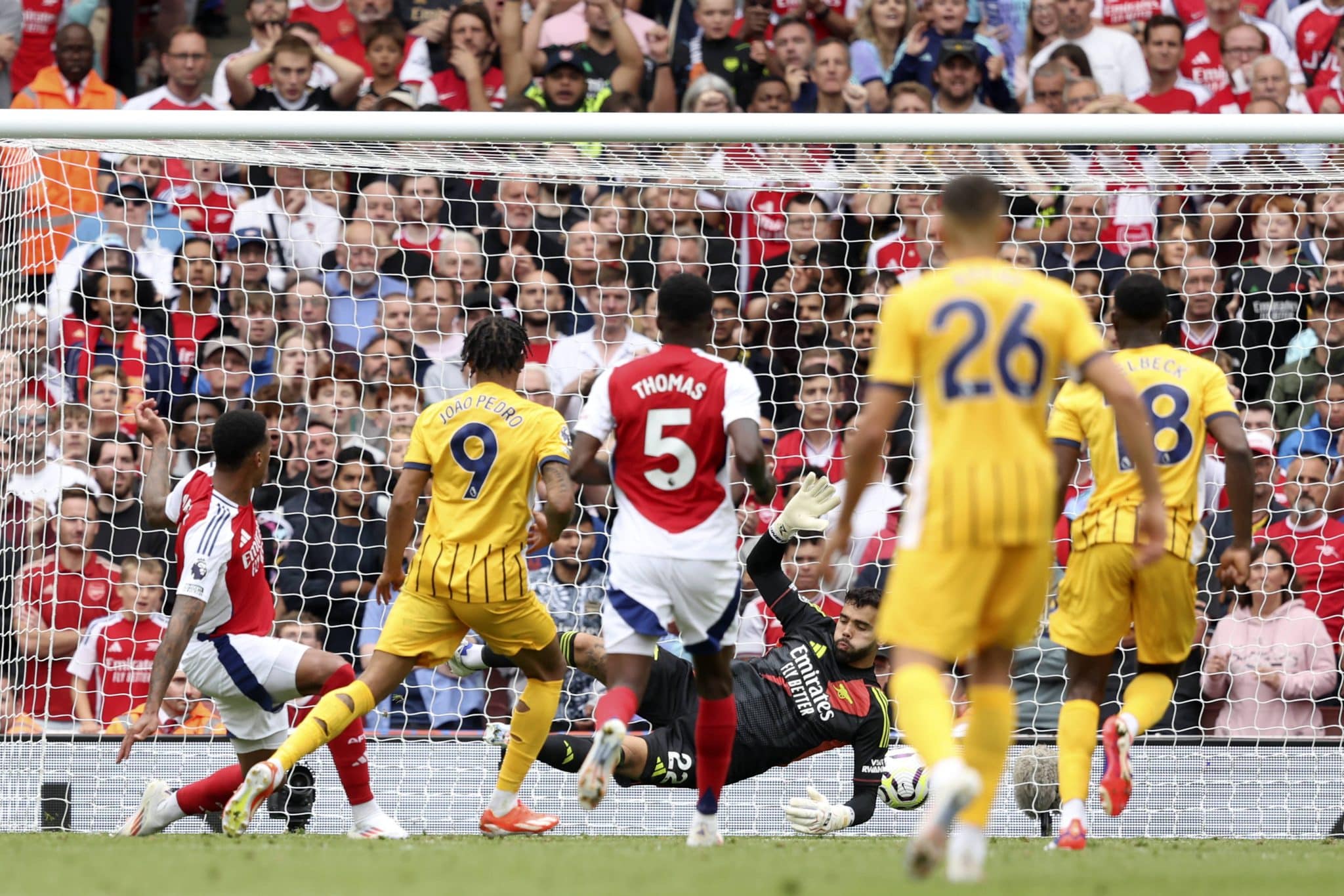 Jo&atilde;o Pedro empatou o jogo contra o Arsenal. Foto: Imago