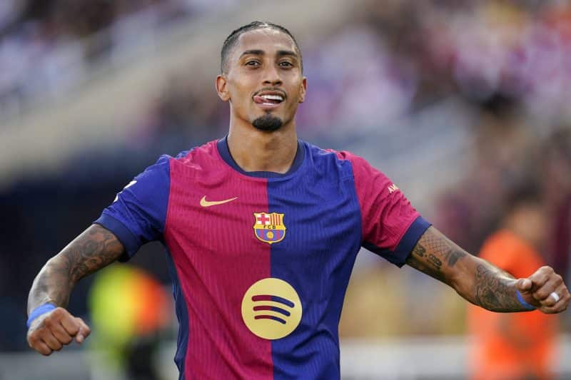 Raphinha rouba a cena e faz primeiro hat-trick da carreira em goleada do Barcelona