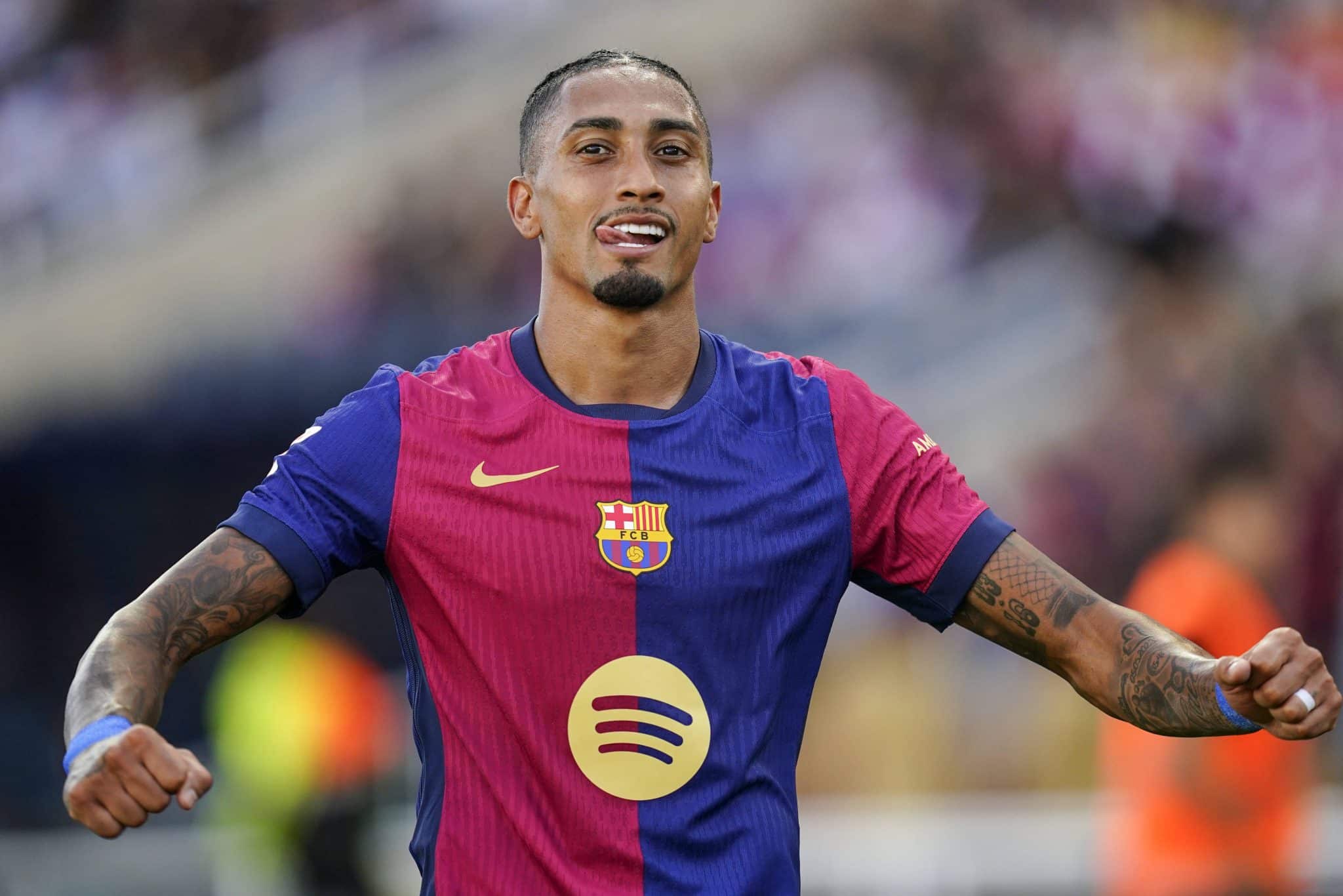 Raphinha rouba a cena e faz primeiro hat-trick da carreira em goleada do Barcelona