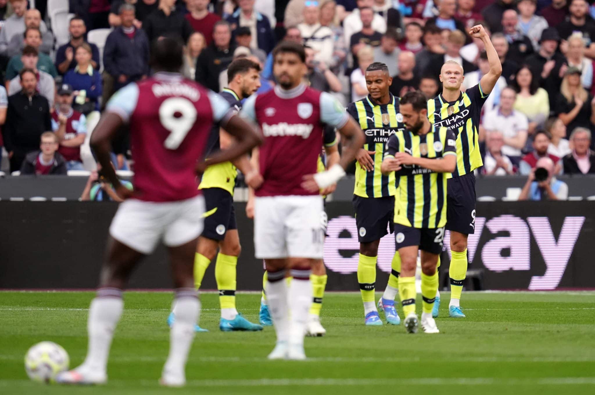 Foto: (Imago) - Haaland comemora gol ap&oacute;s vacilo de Lucas Paquet&aacute;