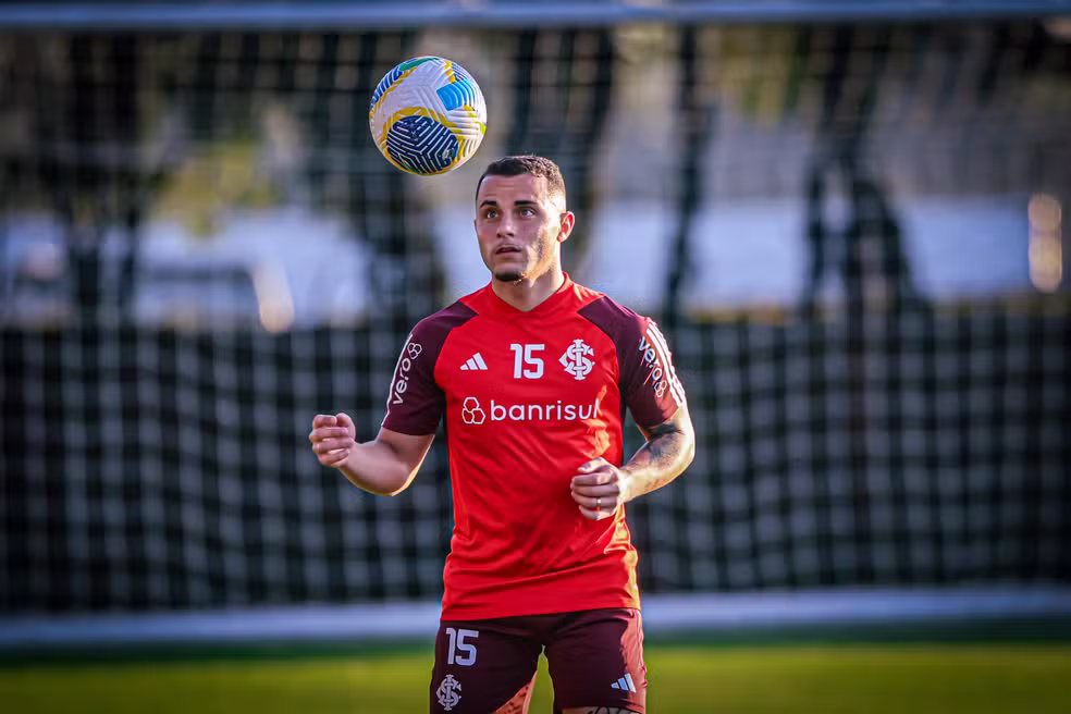 Bruno Gomes com a bola em treinamento do Internacional