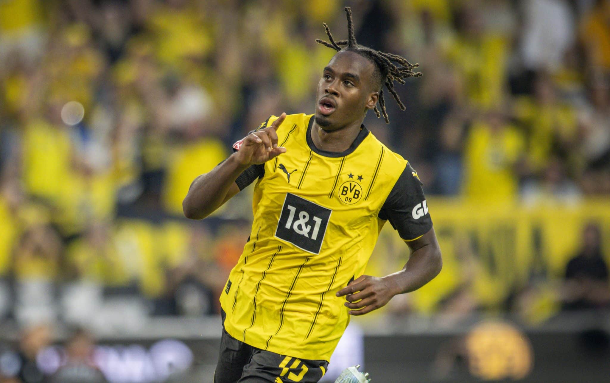 Jamie Bynoe-Gittens, o her&oacute;i do Borussia na vit&oacute;ria sobre o Frankfurt