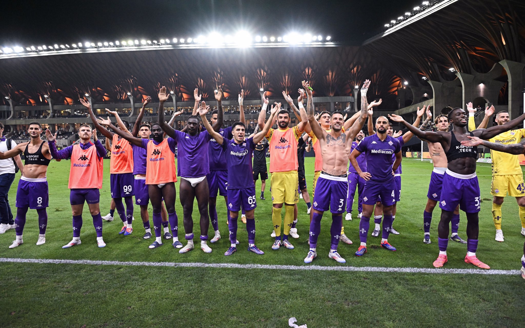 Jogadores da Fiorentina celebram classifica&ccedil;&atilde;o