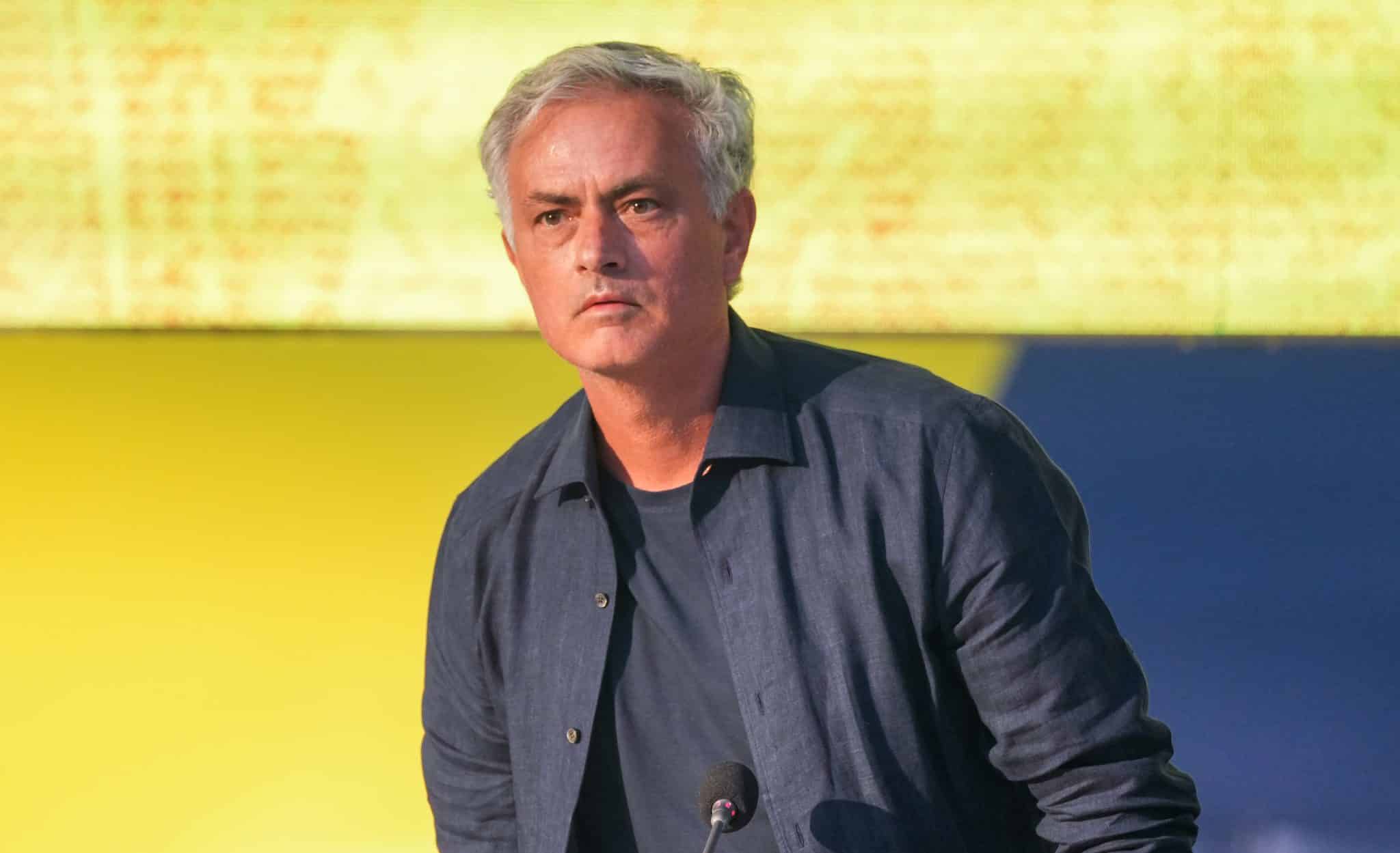 Mourinho d&aacute; luz verde e Fenerbah&ccedil;e mira em titular do Barcelona