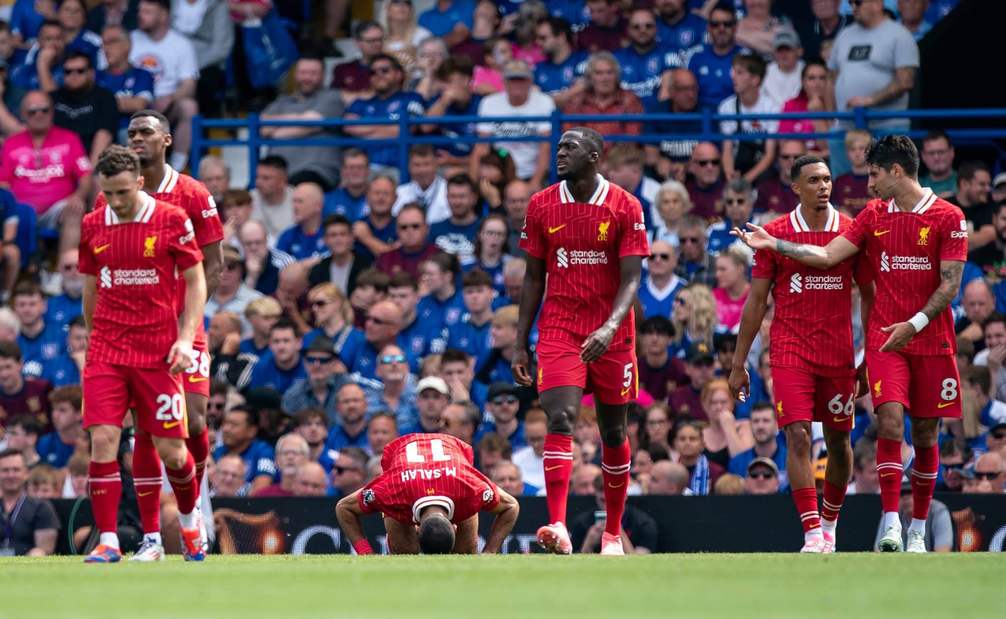 Jogadores do Liverpool comemoram gol de Salah