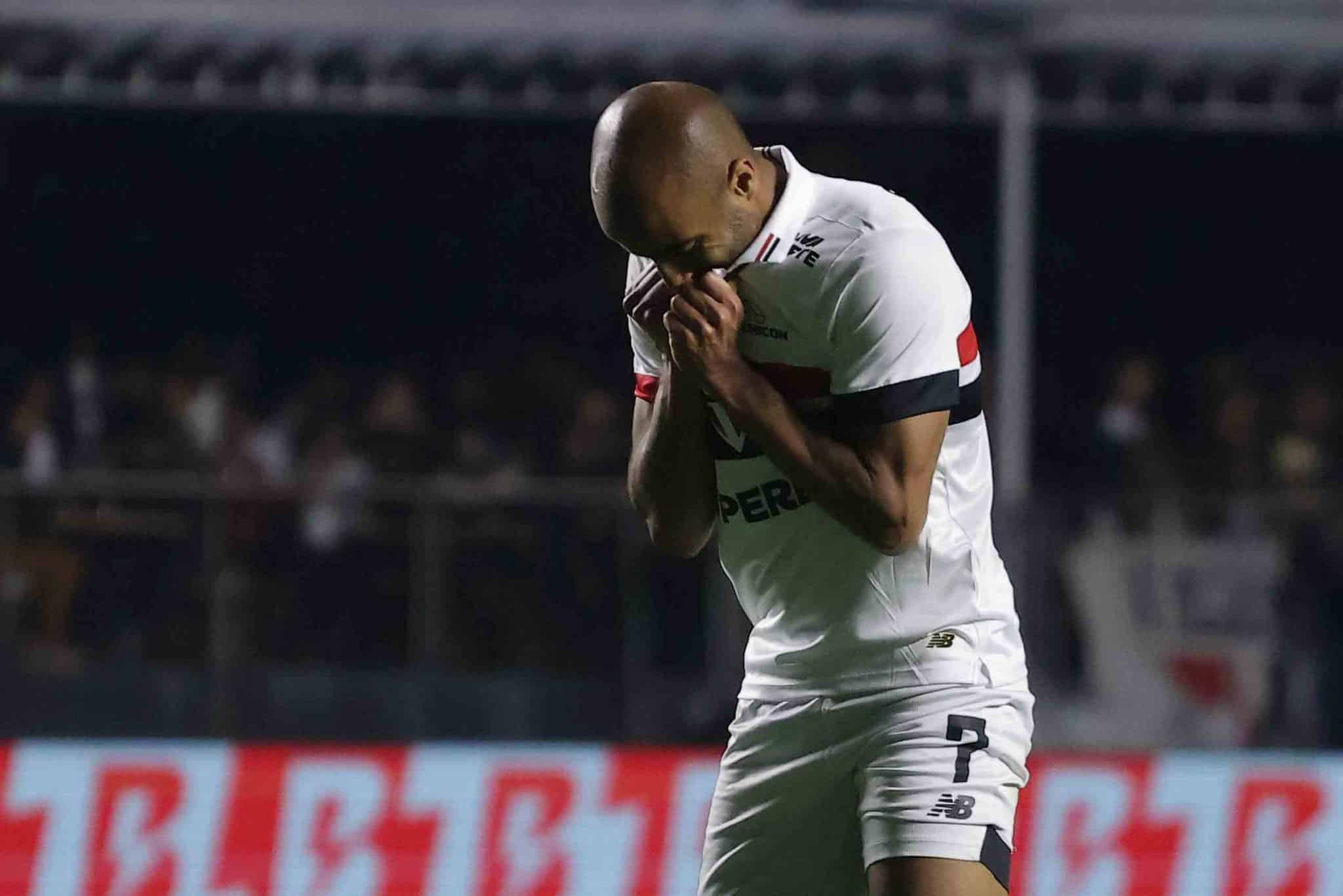 S&atilde;o Paulo ouve mais &lsquo;n&atilde;os&rsquo; e chega ao fim da janela em desespero por lateral-esquerdo