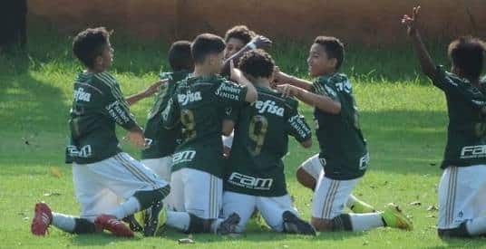Luighi, com colegas do sub-10 do Palmeiras