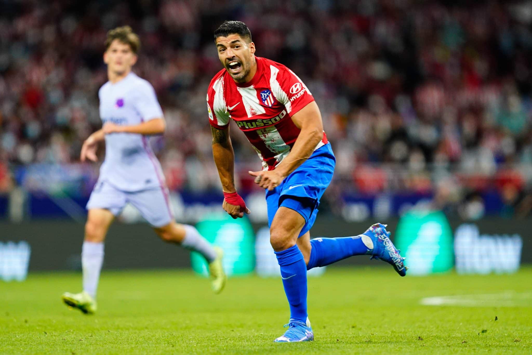 O atacante Luis Su&aacute;rez, ent&atilde;o pelo Atl&eacute;tico de Madrid, contra o Barcelona, seu ex-clube 