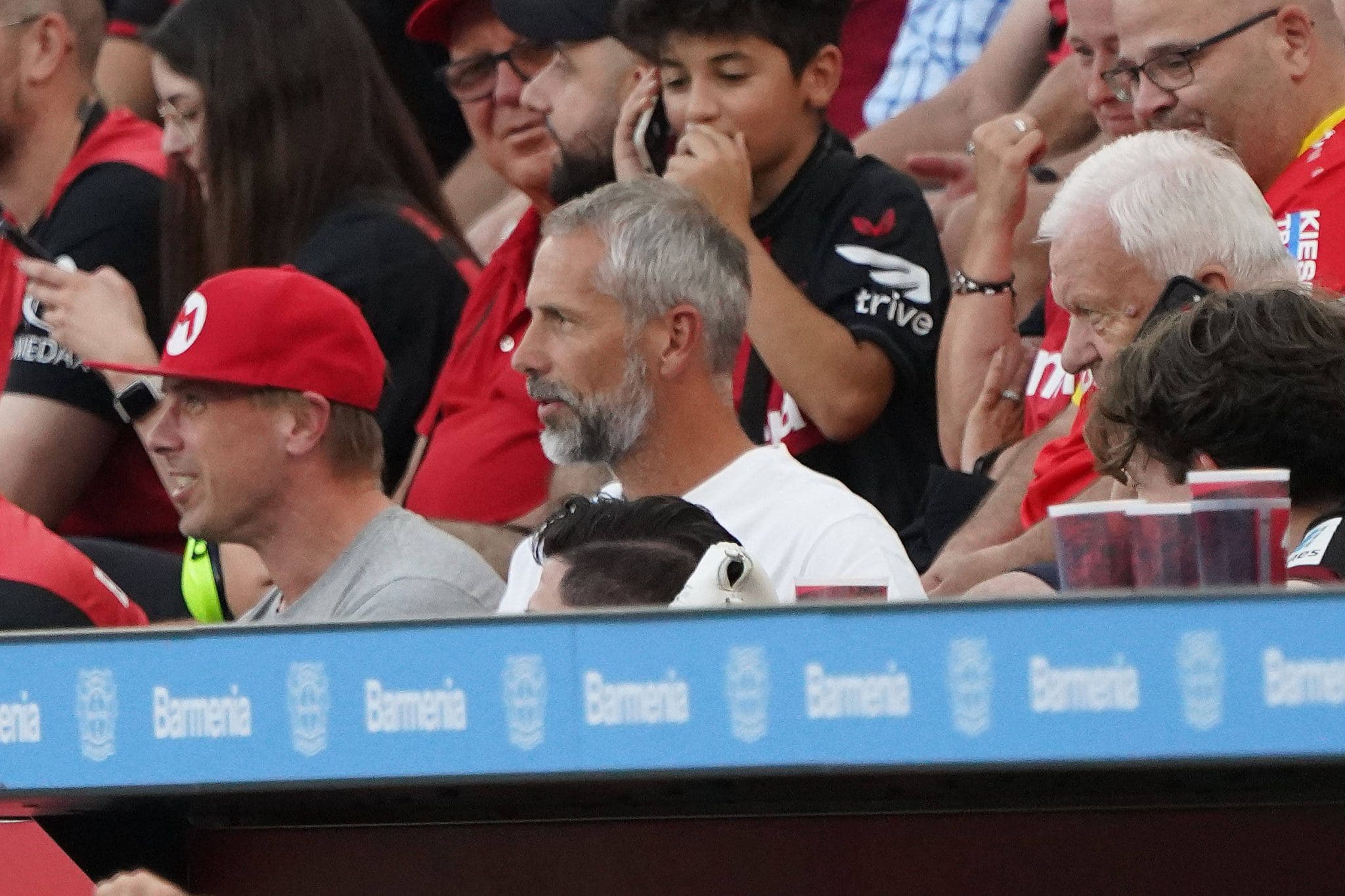 Marco Rose assistindo ao jogo do Leipzig nas arquibancadas ap&oacute;s ser expulso