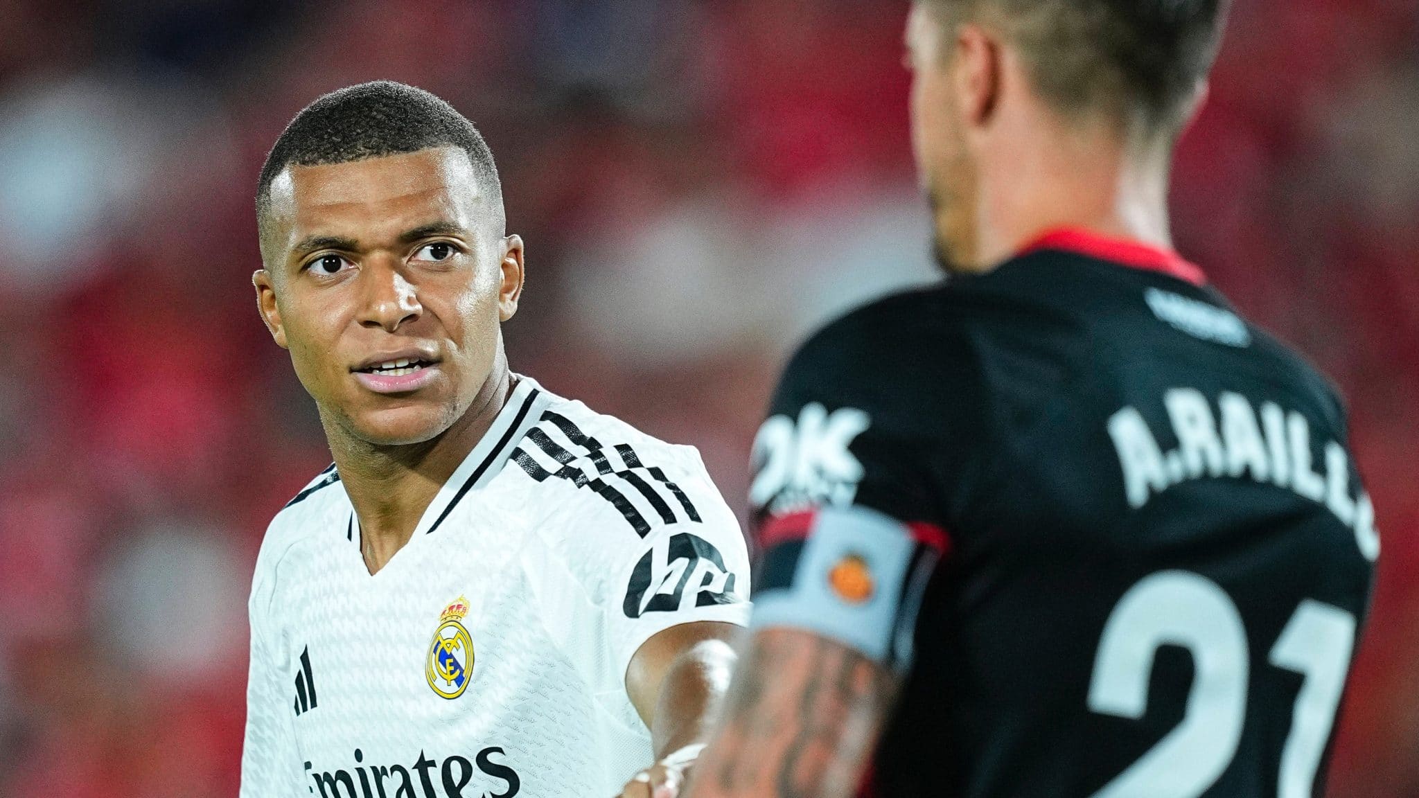 Ataque gal&aacute;tico marca, mas Real ainda mostra buracos em estreia na La Liga