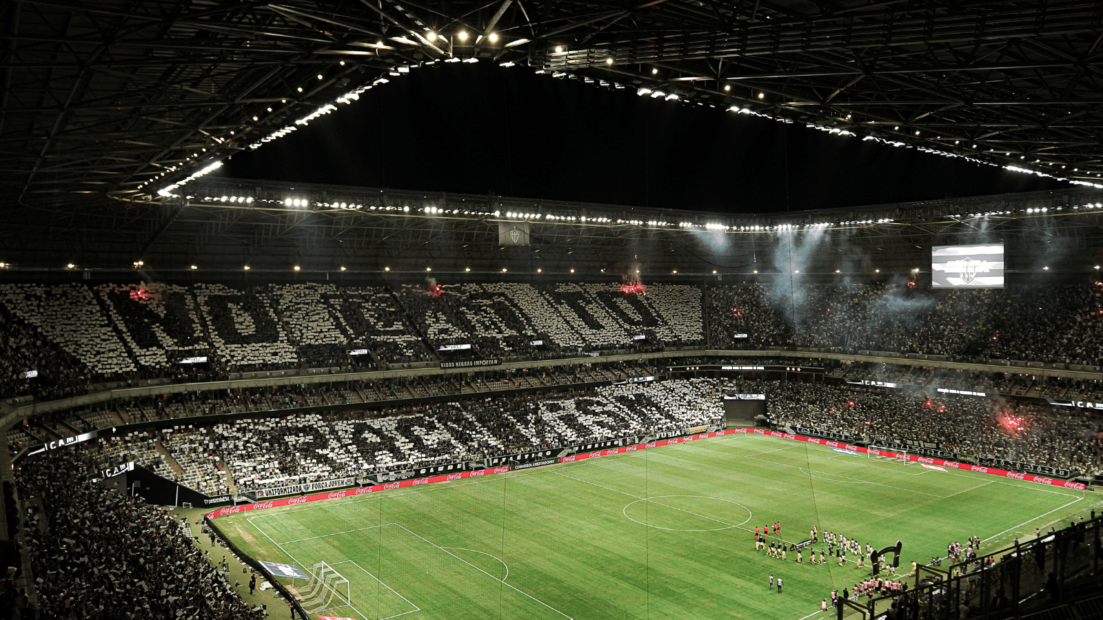 Mosaico da torcida do Galo condenado o racismo