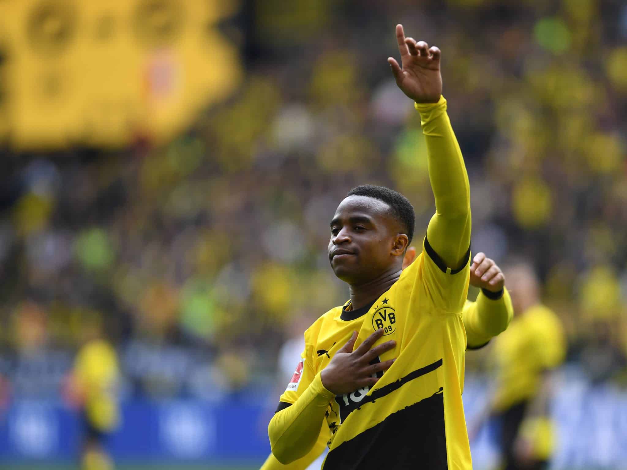 Youssoufa Moukoko celebra gol pelo Borussia Dortmund