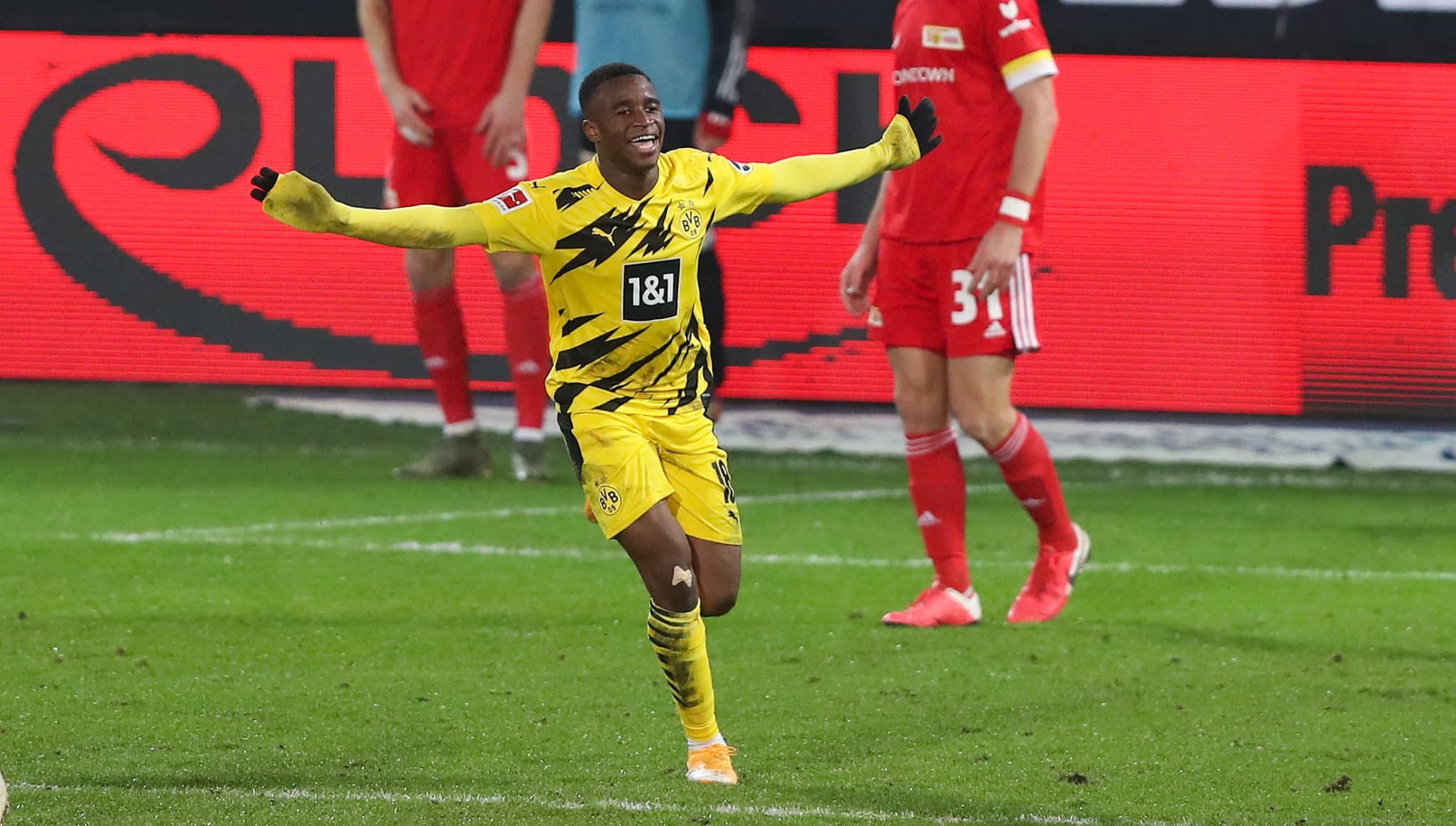 Moukoko celebra o primeiro gol pelo Borussia Dortmund, em 2020