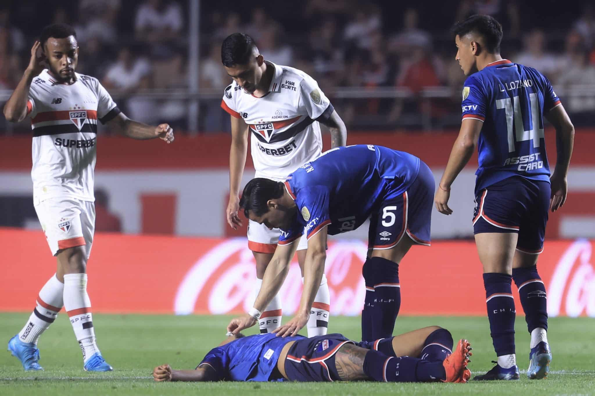 O zagueiro Juan Izquierdo desmaiado durante jogo do S&atilde;o Paulo contra o Nacional