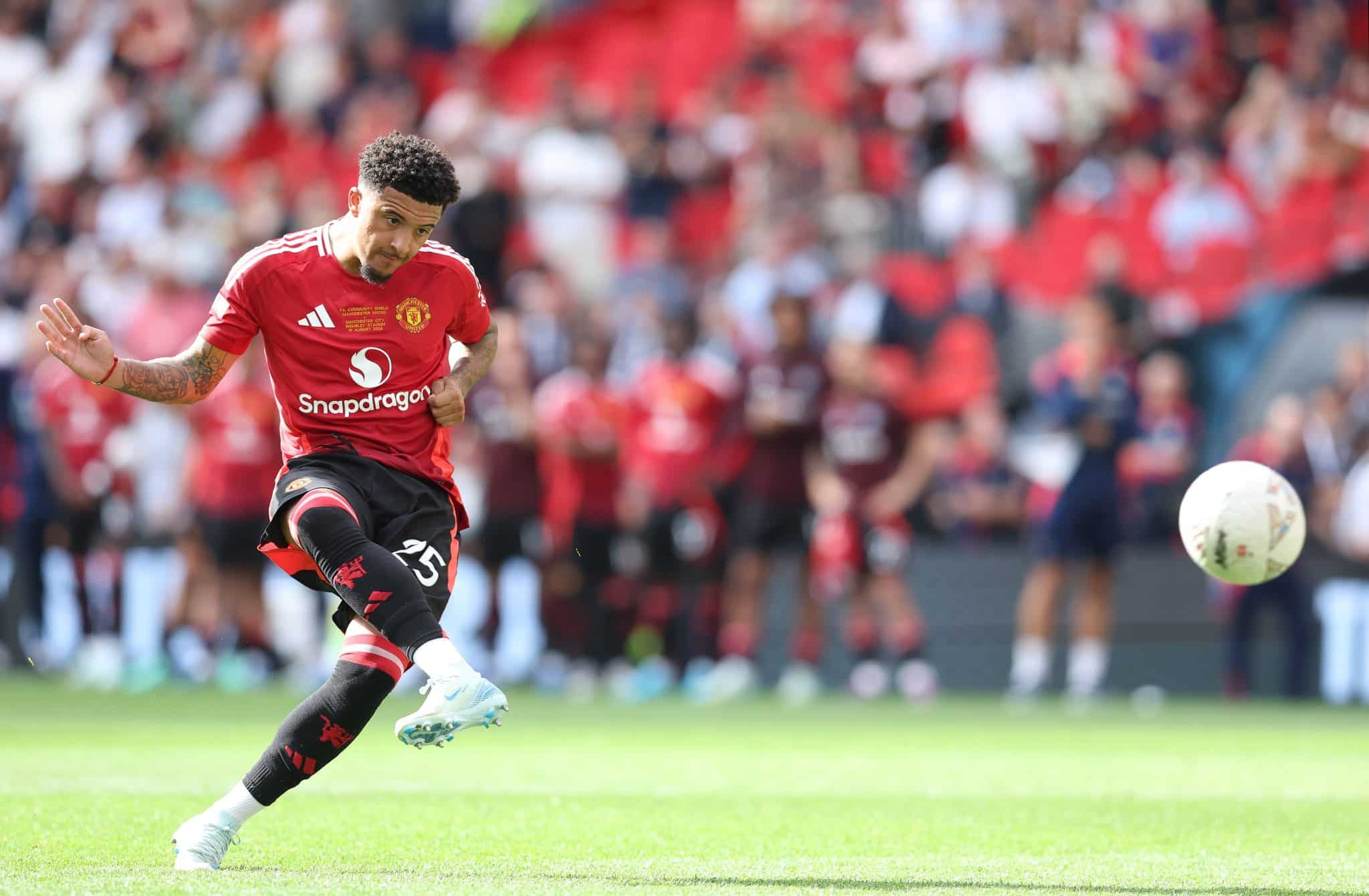 Sancho bate p&ecirc;nalti durante jogo do Manchester United