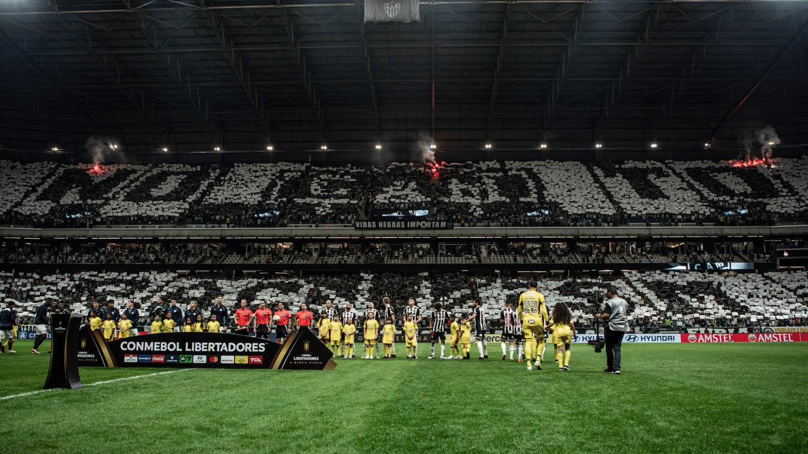 Torcida carrega um Atl&eacute;tico-MG de p&eacute;ssimo desempenho &agrave;s quartas da Libertadores