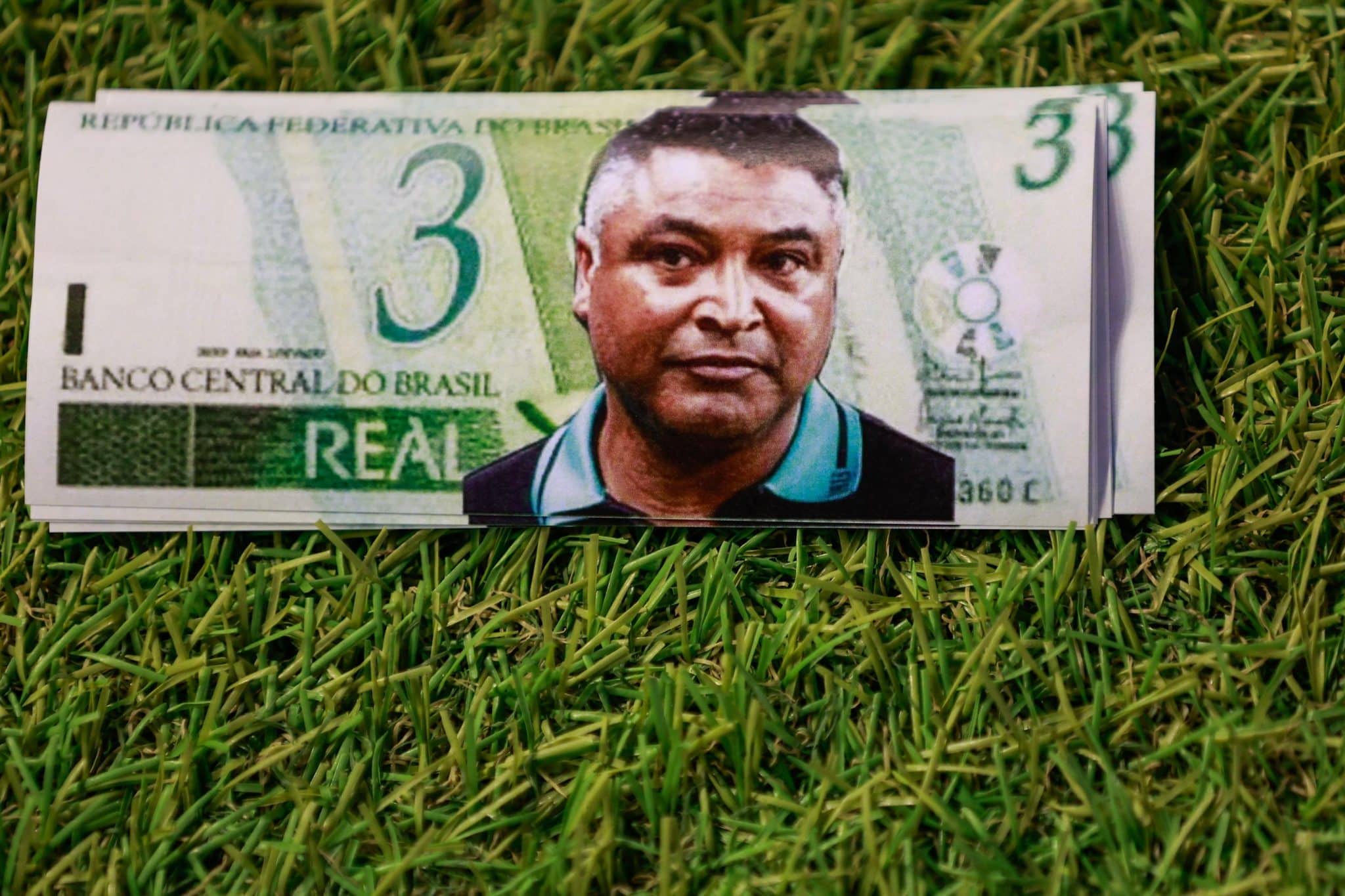 Foto: (Luiz Erbes/Gazeta Press) - Torcida do Juventude jogou notas falsas em Roger Machado