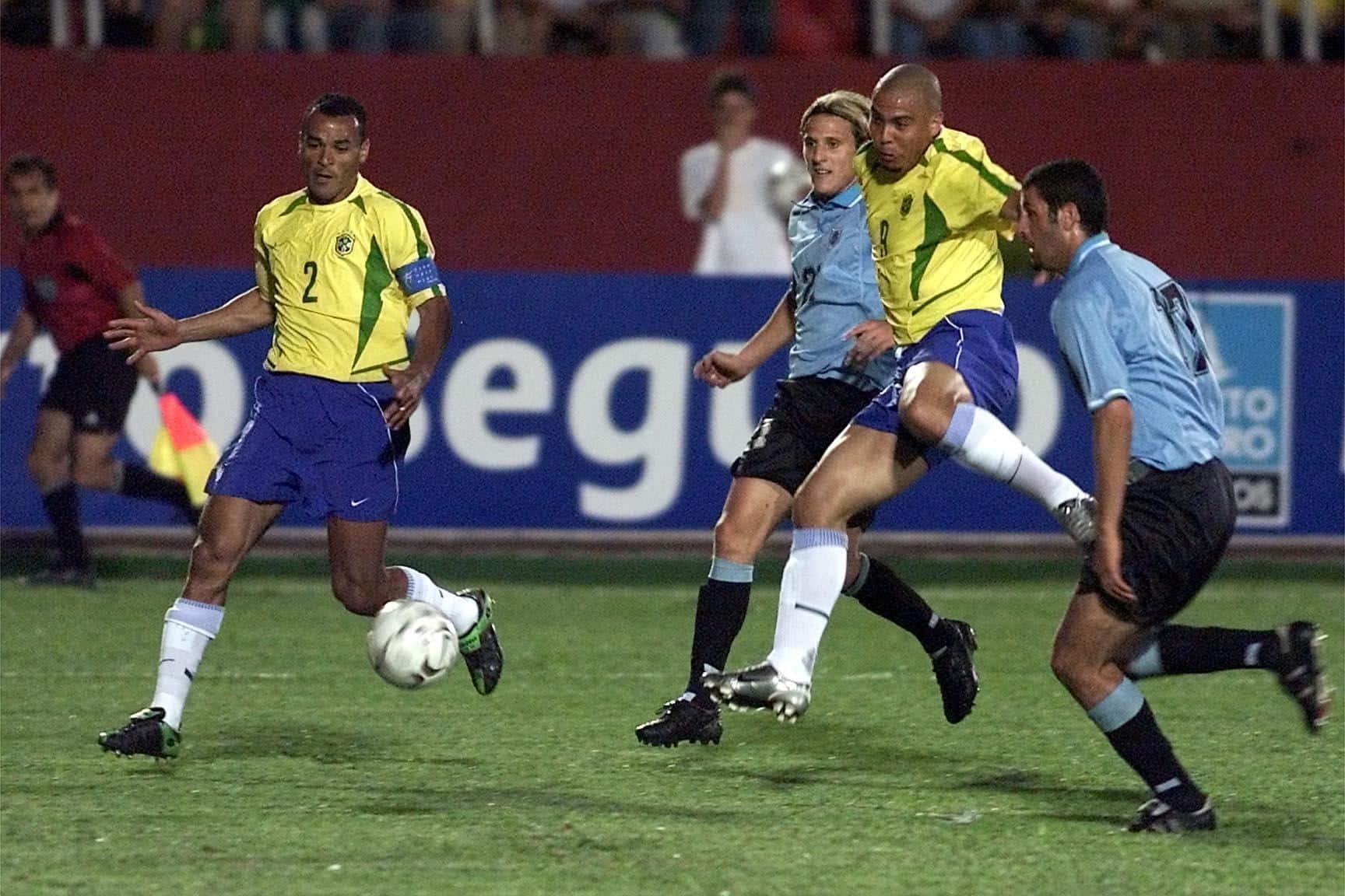 Cafu e Ronaldo (pelo Brasil) e Forlan (pelo Uruguai) em partida no Pinheir&atilde;o