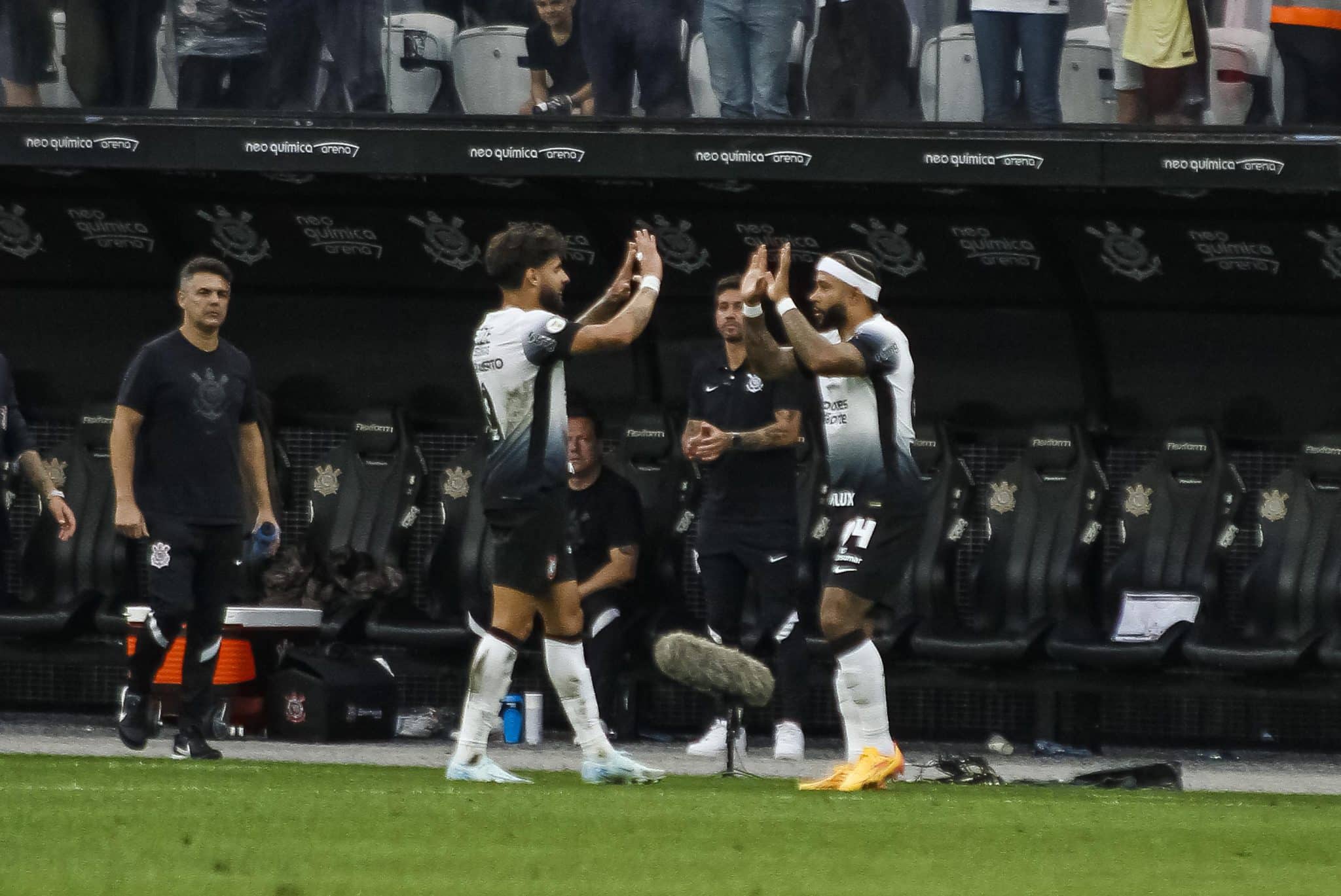 Yuri Alberto e Memphis Depay - Corinthians 3 x 0 Atl&eacute;tico-GO - Brasileir&atilde;o 2024