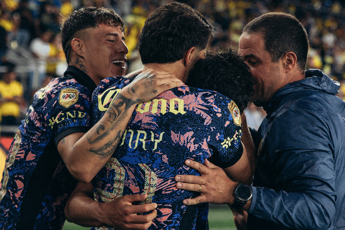 Andr&eacute; Jardine comemora com jogadores do Am&eacute;rica