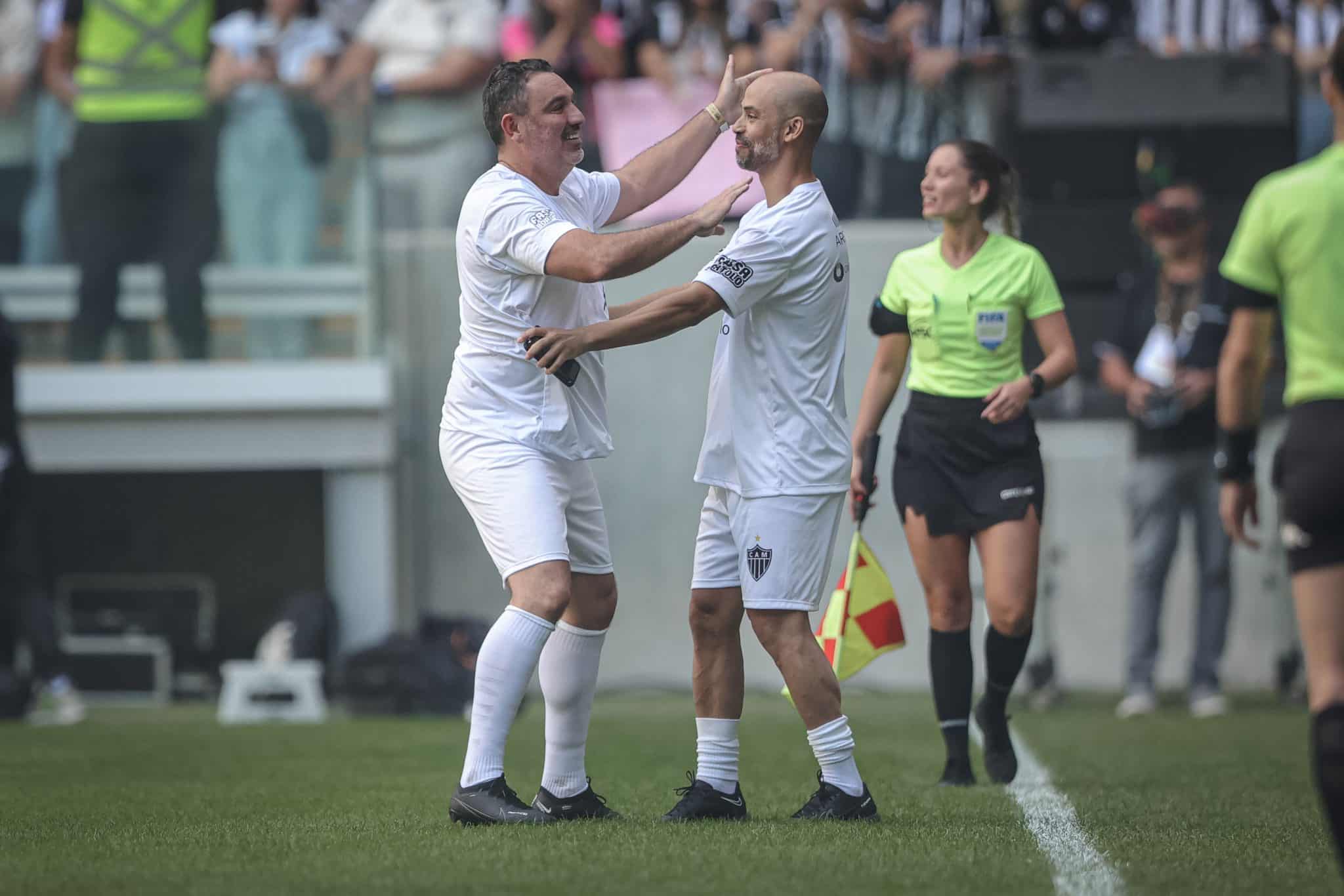 A dupla Marques e Guilherme em jogo festivo do Galo