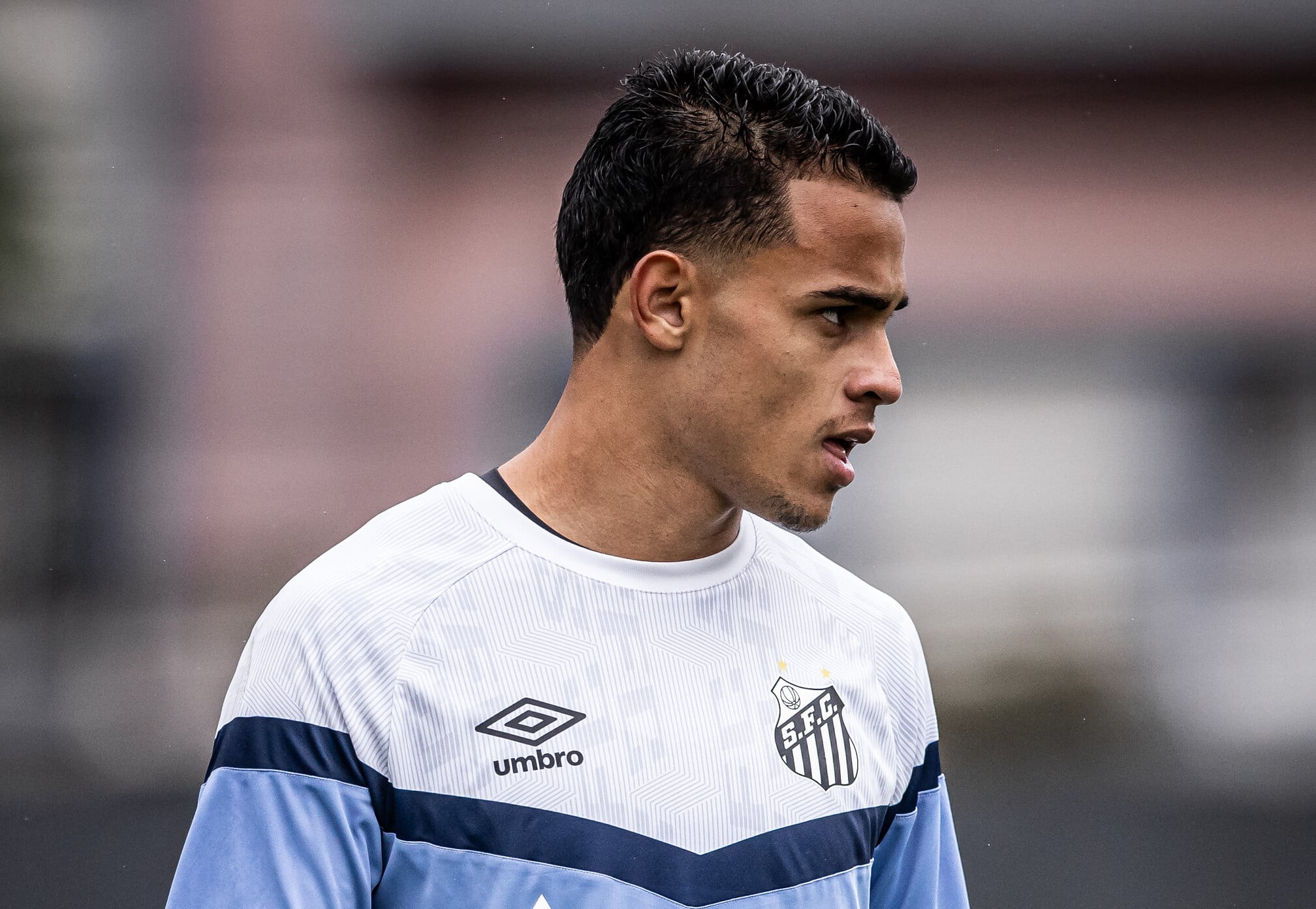 Fernandinho durante treinamento no CT Rei Pel&eacute;