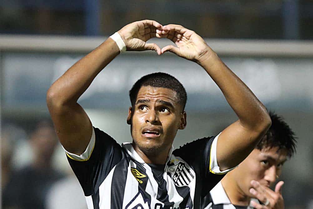 Foto: (Pedro Ernesto Guerra Azevedo/Santos FC) - Enzo Monteiro, do Santos
