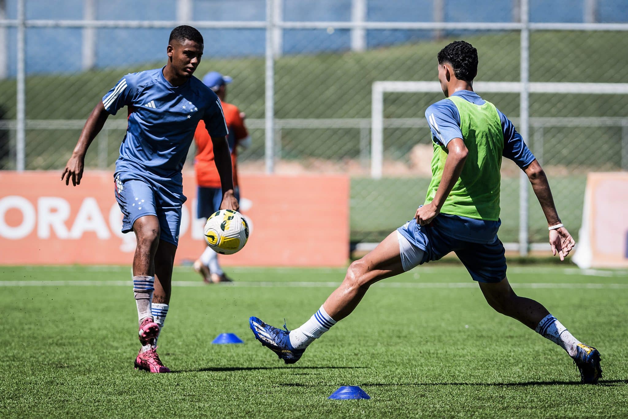 Victor Jesus em treino do Cruzeiro sub-20. Foto: Victor Jesus renovou com o Cruzeiro at&eacute; 2027. Foto: Foto: Gustavo Aleixo/Cruzeiro