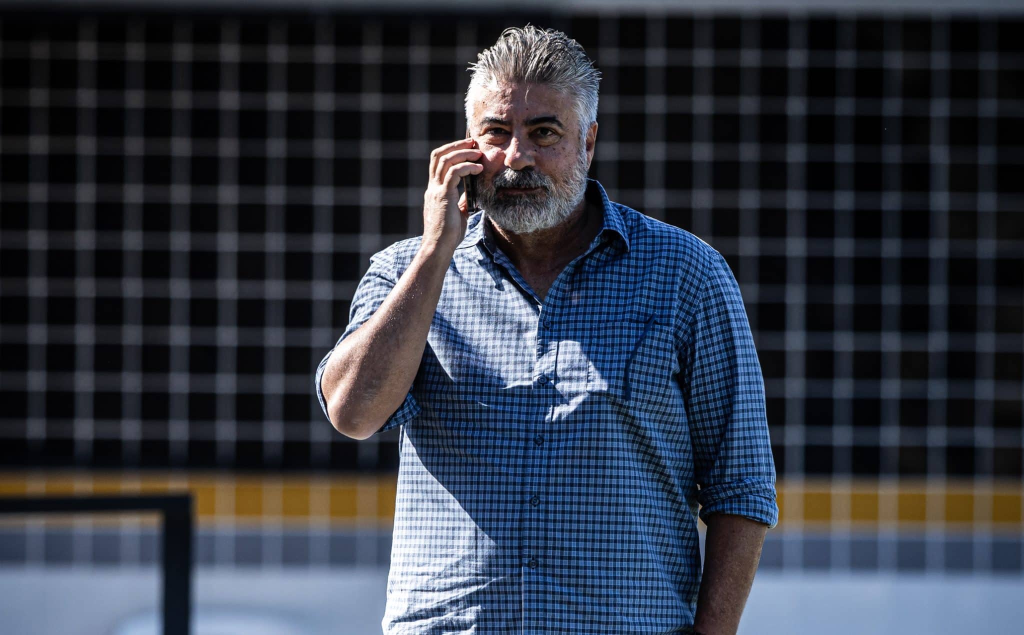 Alexandre Gallo, executivo de futebol do Santos, no celular