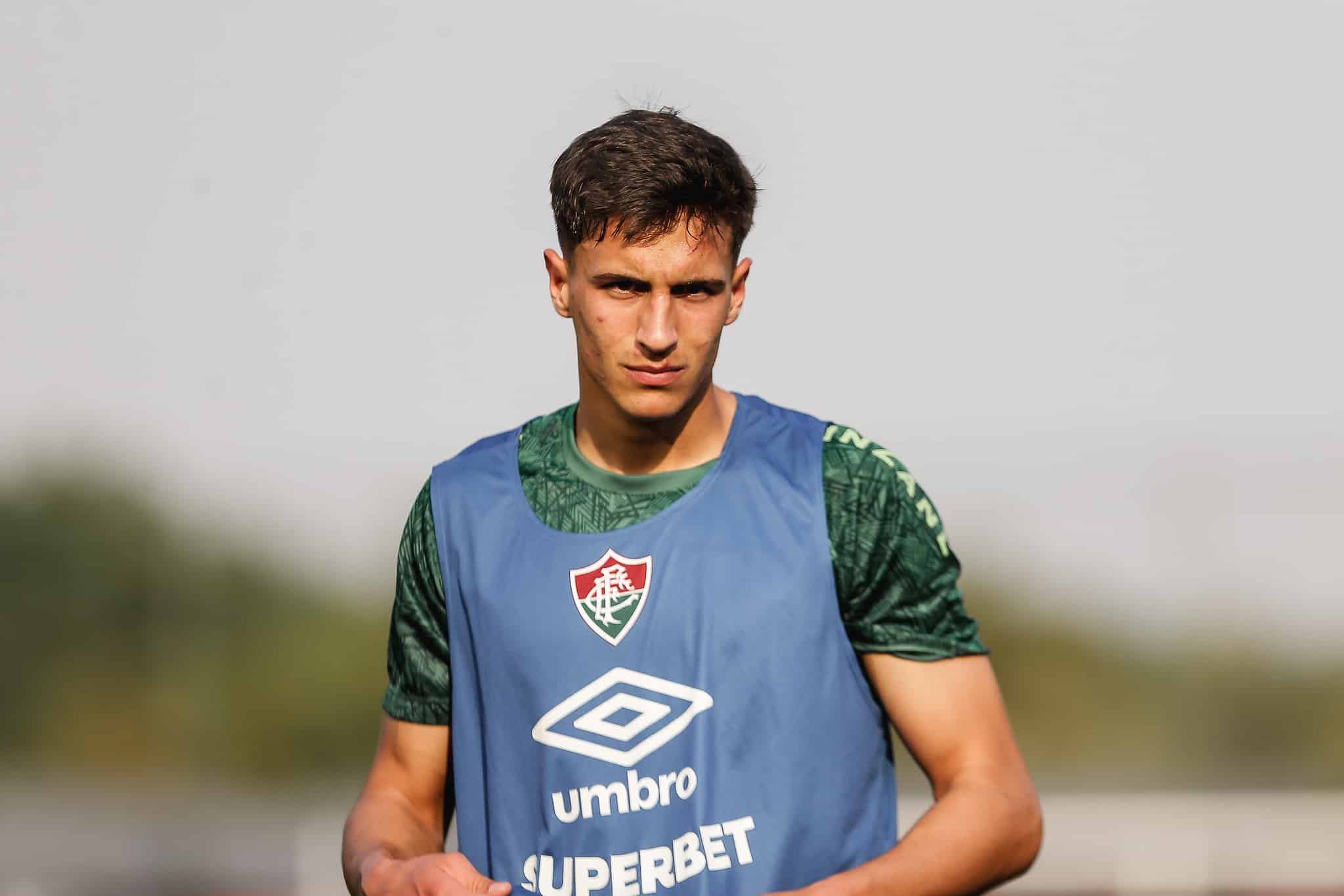Facundo Bernal sofre um pouco com o ritmo acelerado do futebol brasileiro em sua chegada - Foto: LUCAS MER&Ccedil;ON / FLUMINENSE F.C.