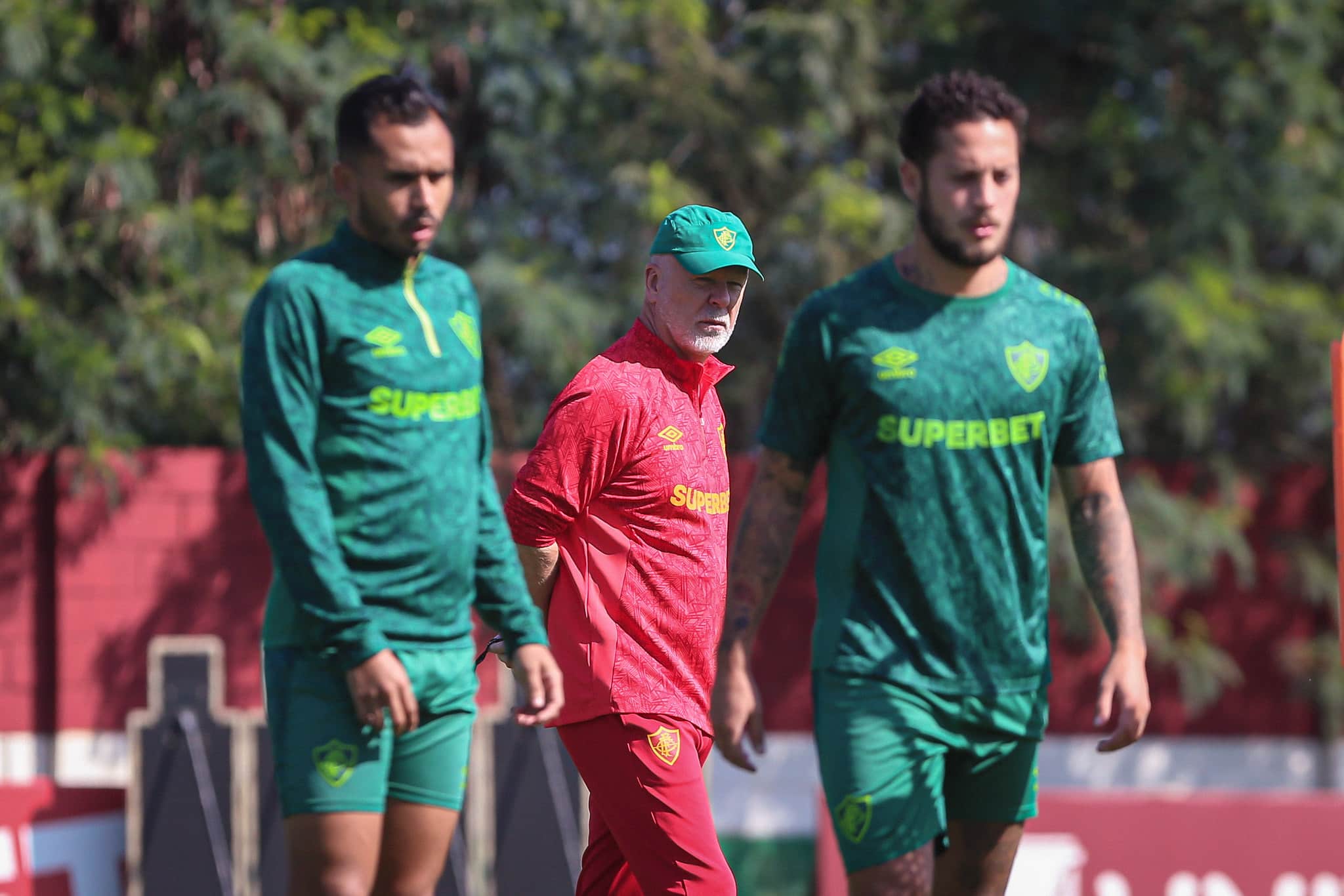 Lima e Guga observados por Mano Menezes no treino: meia &eacute; visto como exemplo no Fluminense - Foto: MARCELO GON&Ccedil;ALVES / FLUMINENSE FC