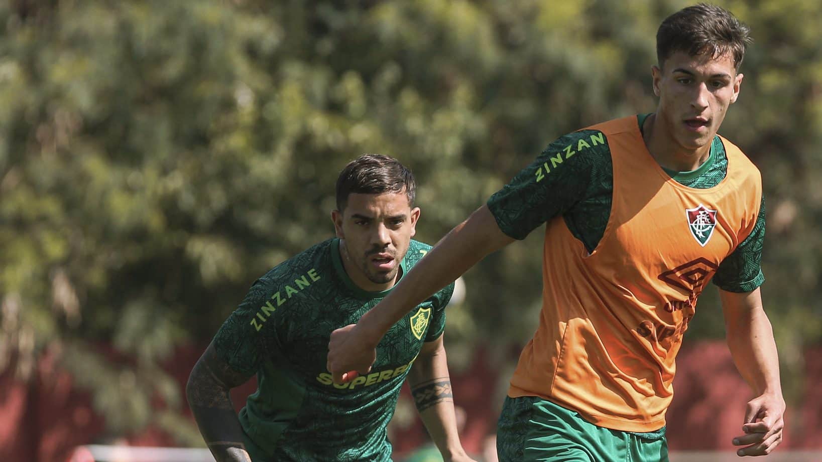 Terans e Bernal juntos no CT Carlos Castilho: veterano ajuda jovem compatriota em adapta&ccedil;&atilde;o no Fluminense - Foto:  MARCELO GON&Ccedil;ALVES / FLUMINENSE FC