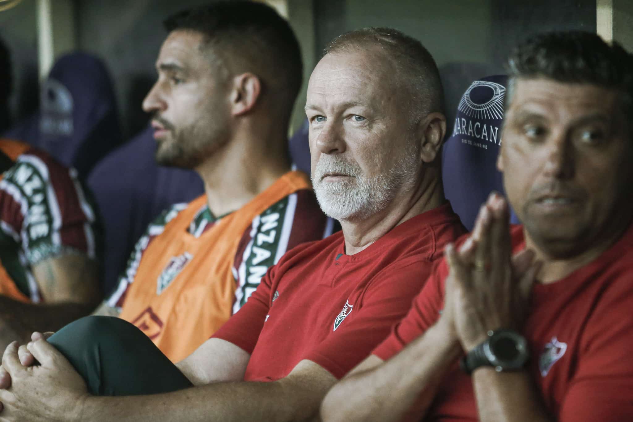 Mano Menezes no banco de reservas do Fluminense durante vit&oacute;ria sobre o S&atilde;o Paulo no Brasileir&atilde;o - Foto: Marcelo Gon&ccedil;alves/Fluminense FC
