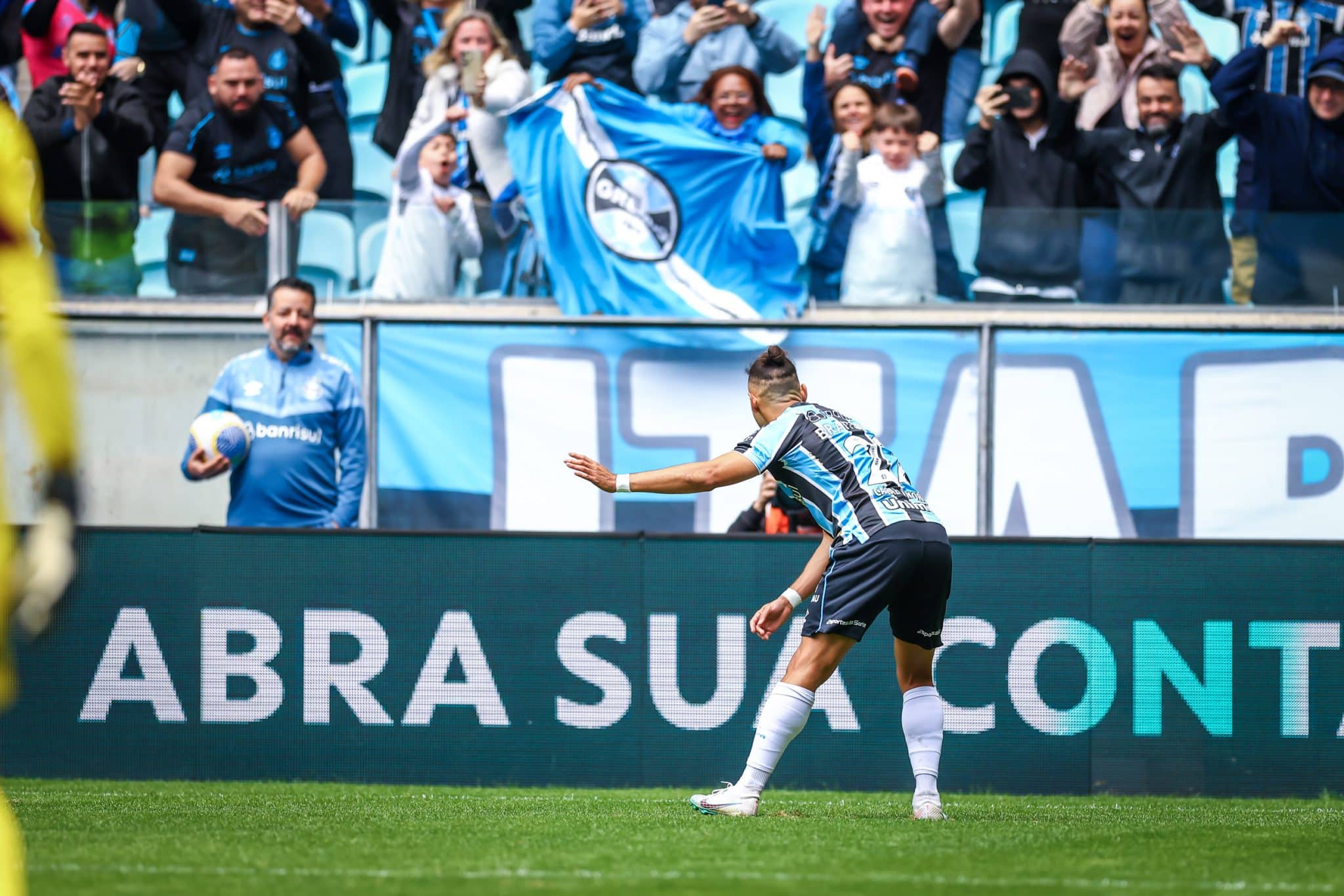 Com sua dan&ccedil;a caracter&iacute;stica, Braithwaite comemora gol em frente &agrave; torcida do Gr&ecirc;mio