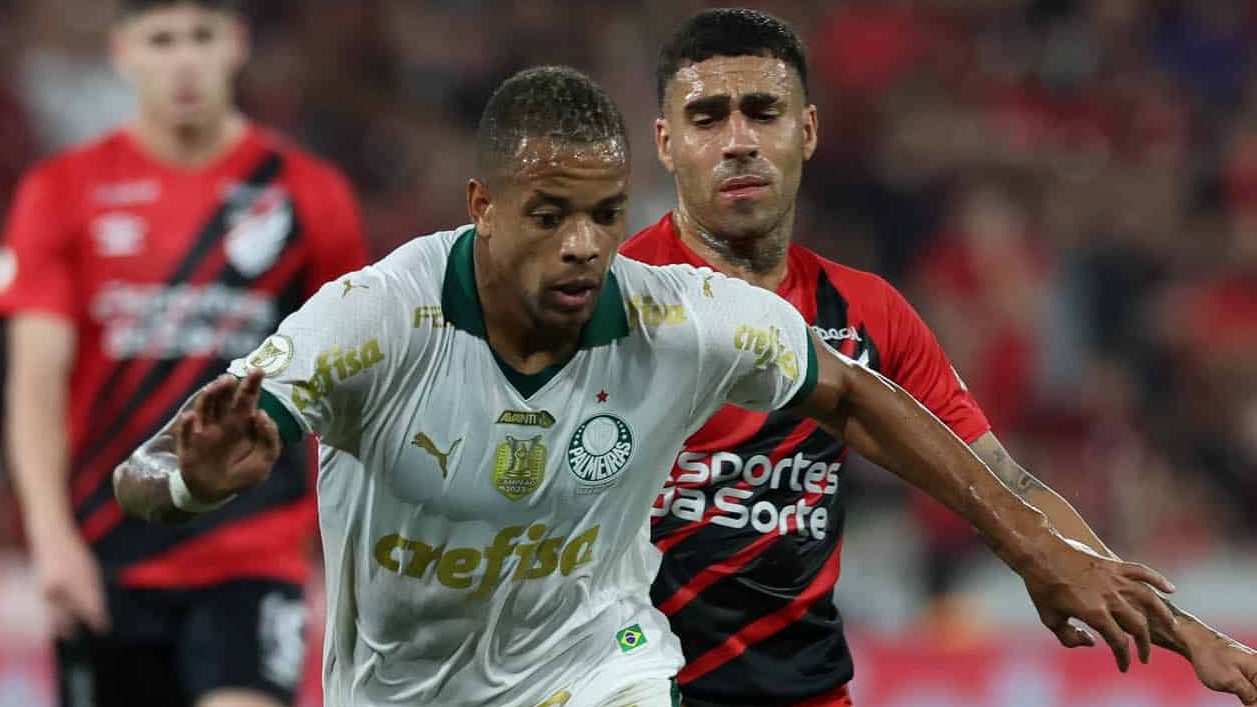 Caio Paulista, do Palmeiras, disputa lance com Gabriel, do Athletico-PR