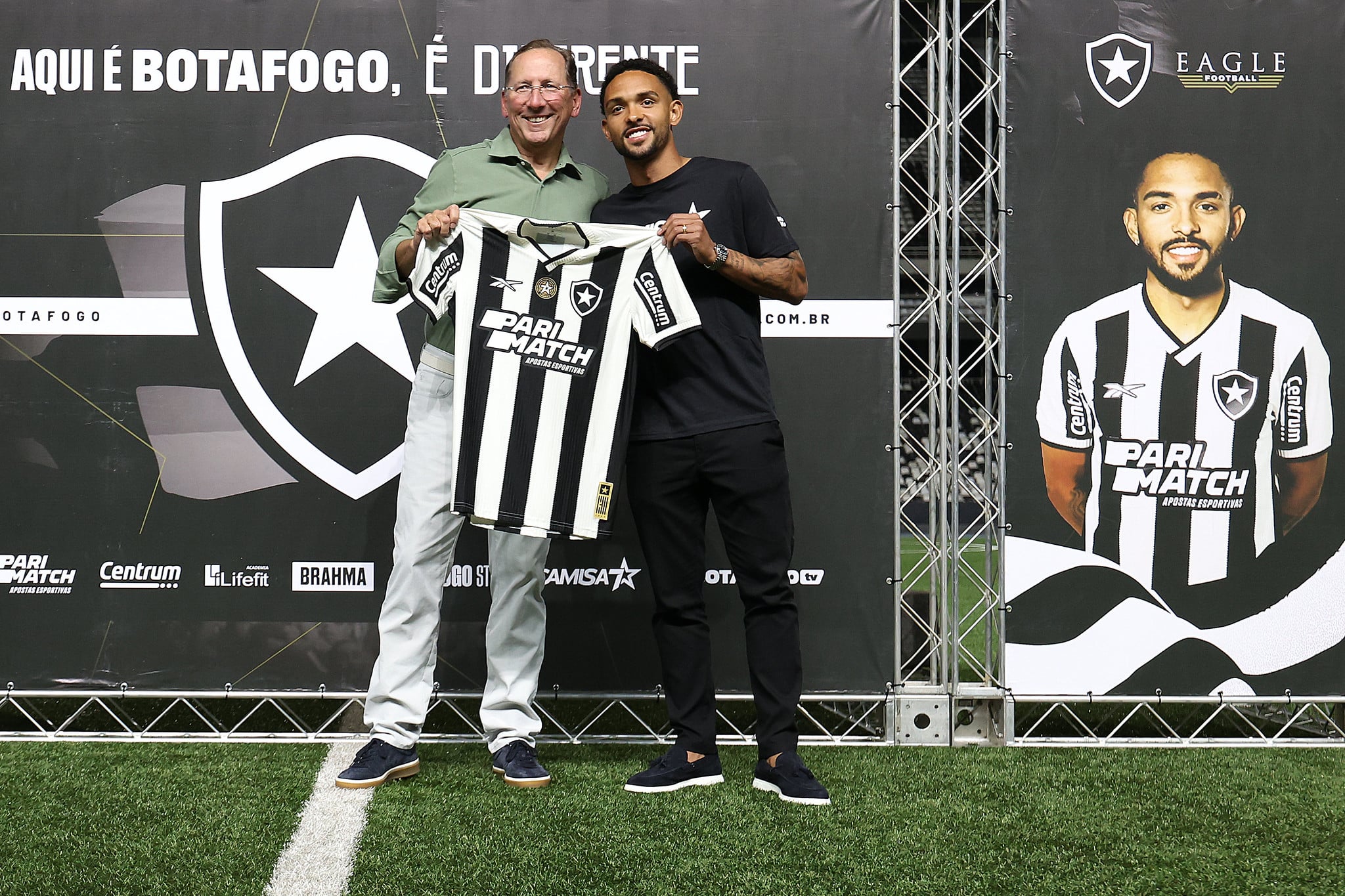 Textor n&atilde;o esperava que Botafogo conseguisse contratar Vitinho 