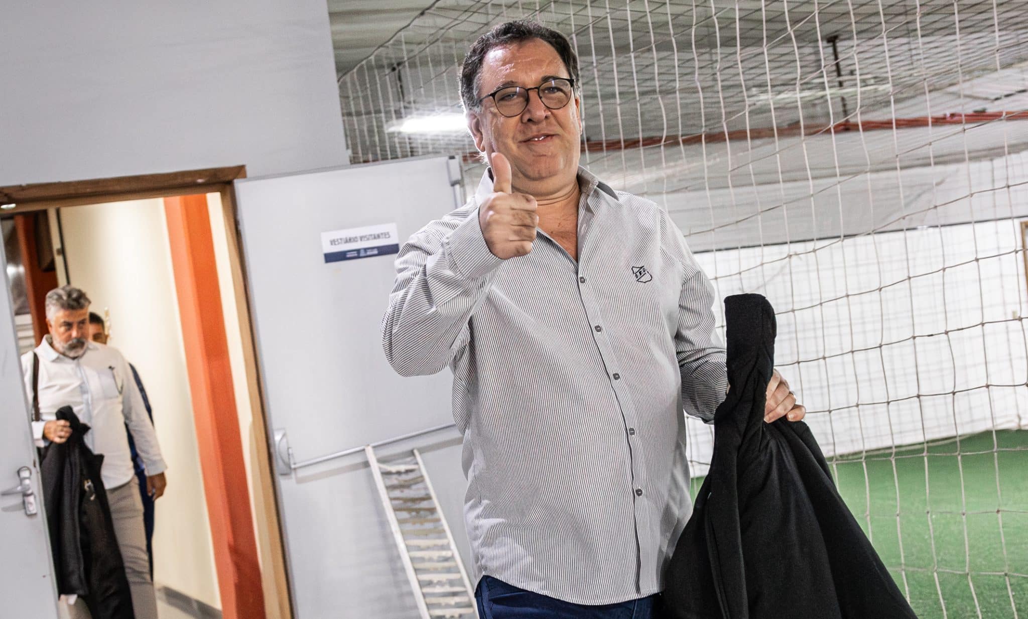 Presidente Marcelo Teixeira chegando com delega&ccedil;&atilde;o do Santos